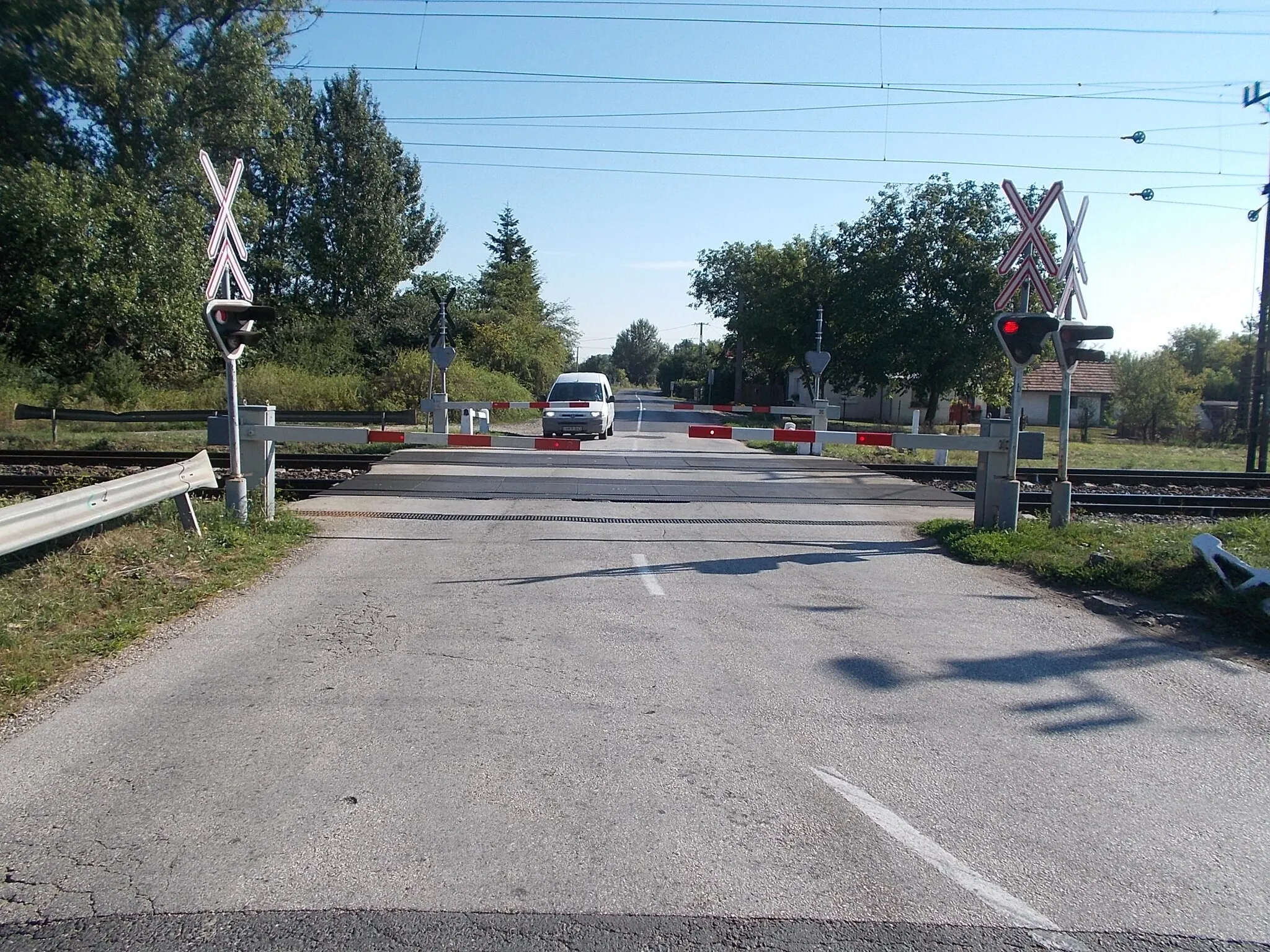 Photo showing: : Level crossing looking toward Mosonújhely. Budapest–Hegyeshalom–Rajka railway line. - Route 8417, Mosonszentmiklós, Győr-Moson-Sopron County, Hungary.