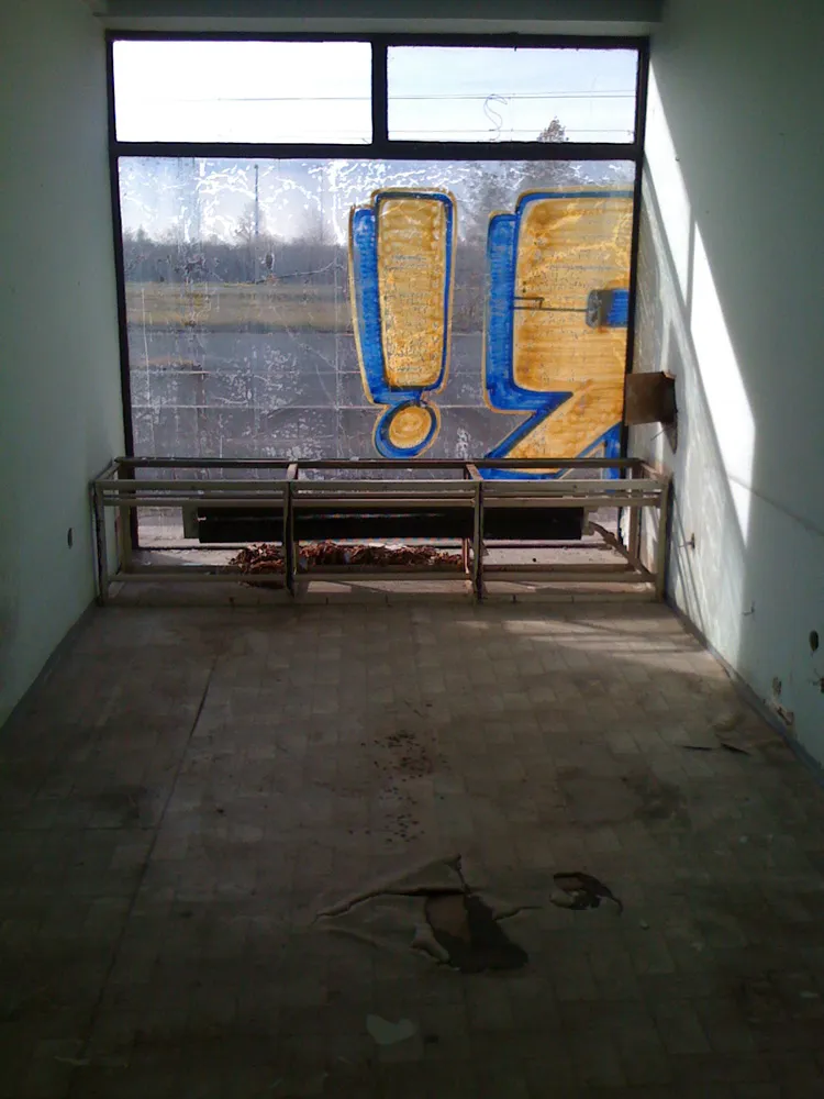 Photo showing: Abandoned border checkpoint building on Slovakia-Hungary border near the town of Rajka, Hungary. Since both countries are part of the Schengen area now, border controls no longer exist and the building is deteriorating.