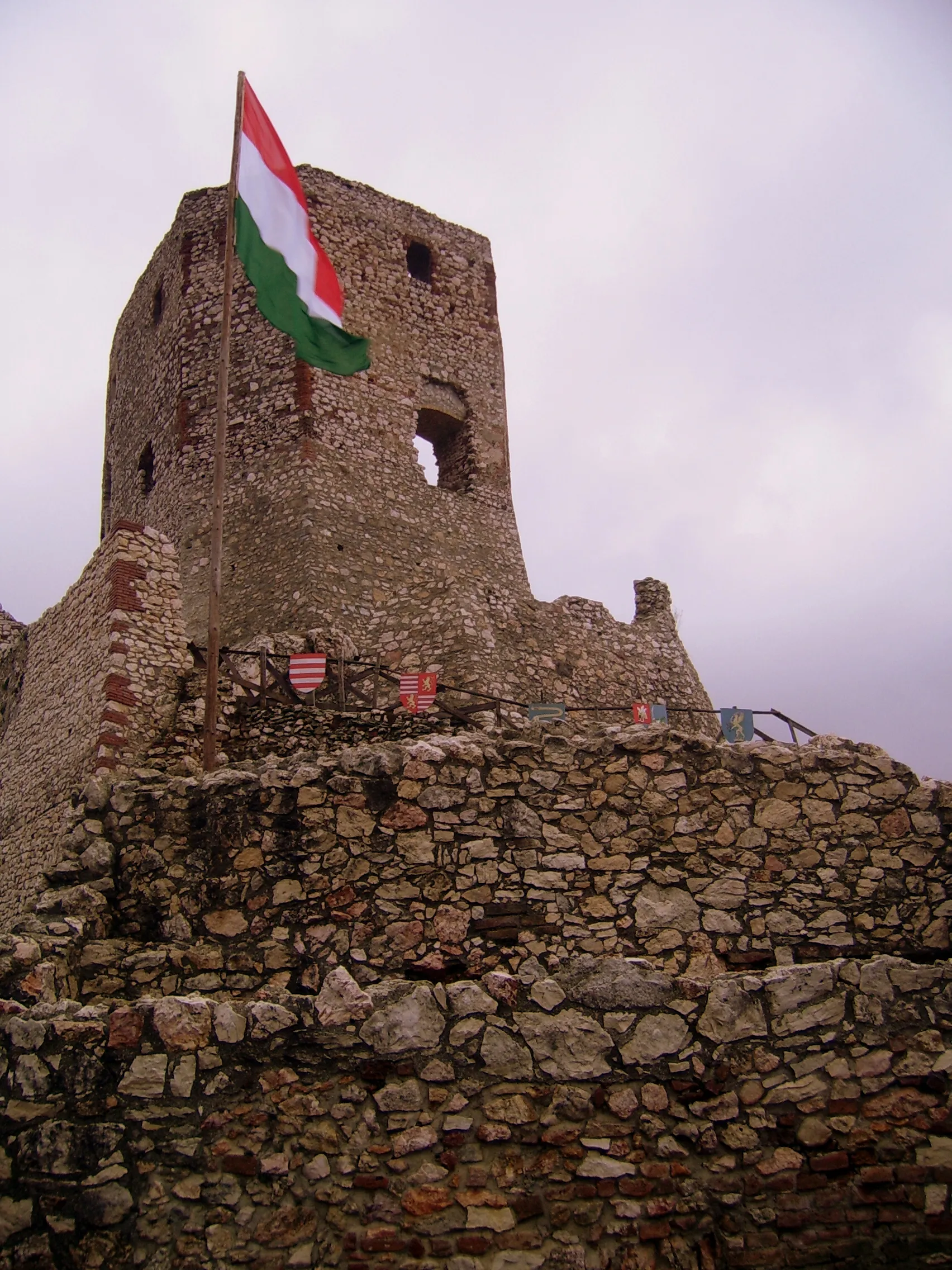 Photo showing: Fortress of Csesznek