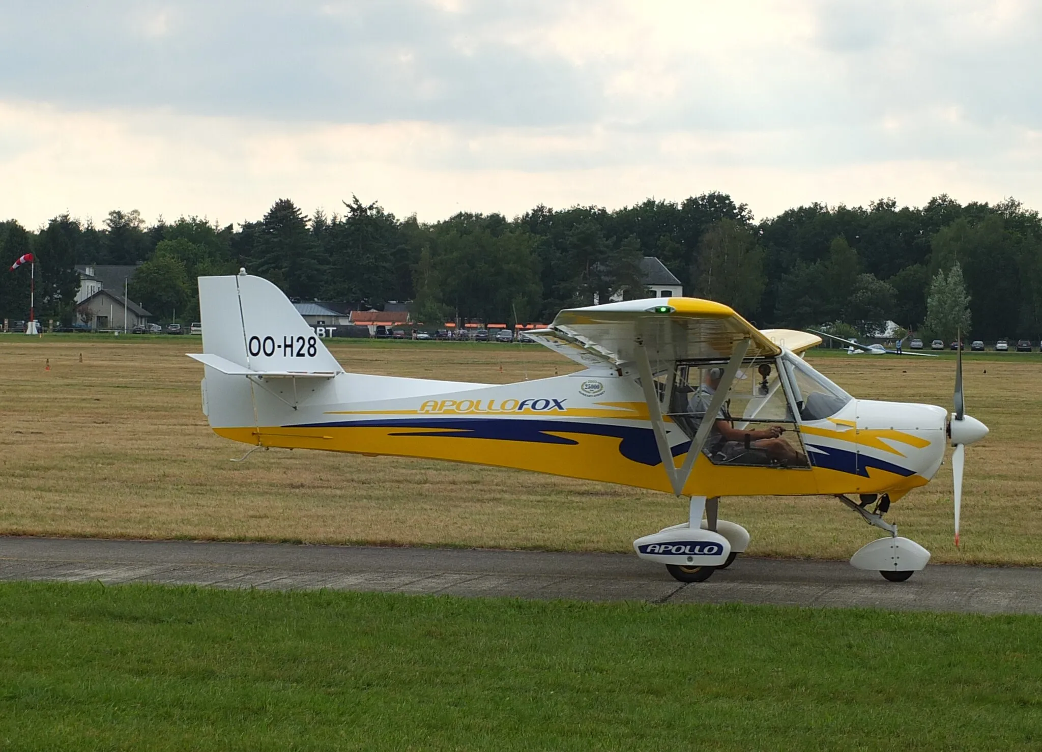 Photo showing: Apollo Fox OO-H28 (c/n FR300410) op het Brasschaat Flying Festival