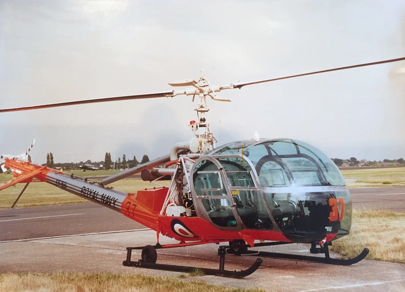 Photo showing: Hiller 12E4 Helicopter, completely restored to its original specifcation by 705sqn Royal Navy and is now on the air show circuit.