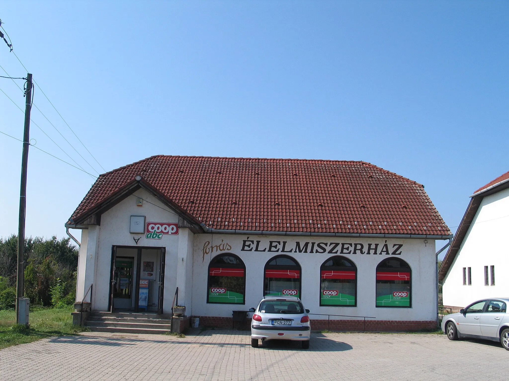 Photo showing: The foodstore in Zalabaksa village in Hungary