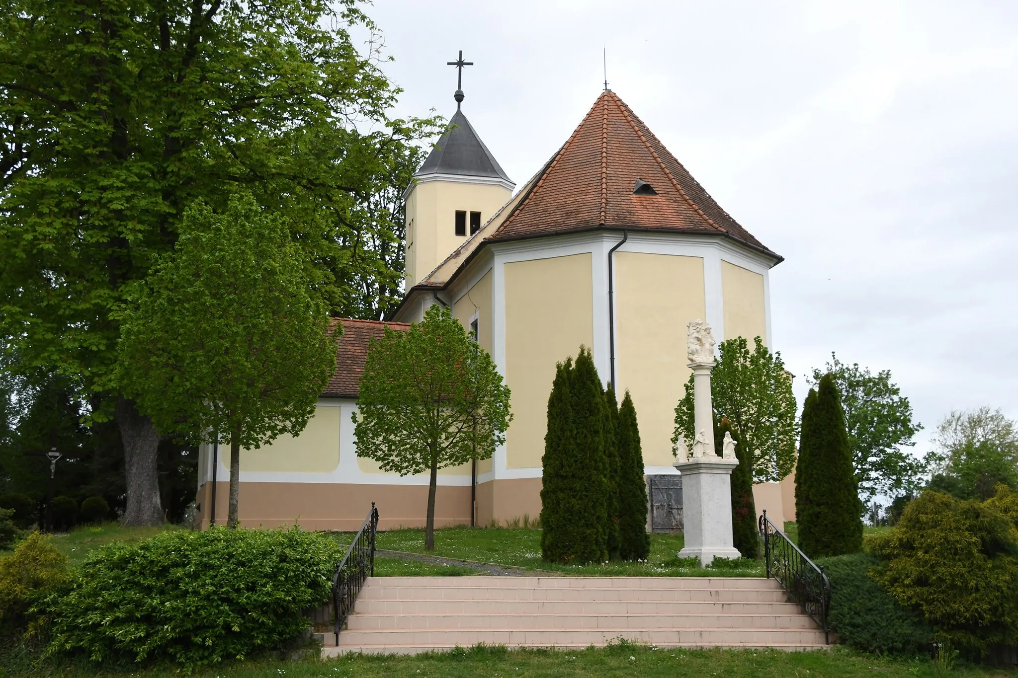 Photo showing: Roman Catholic church in Páka, Hungary