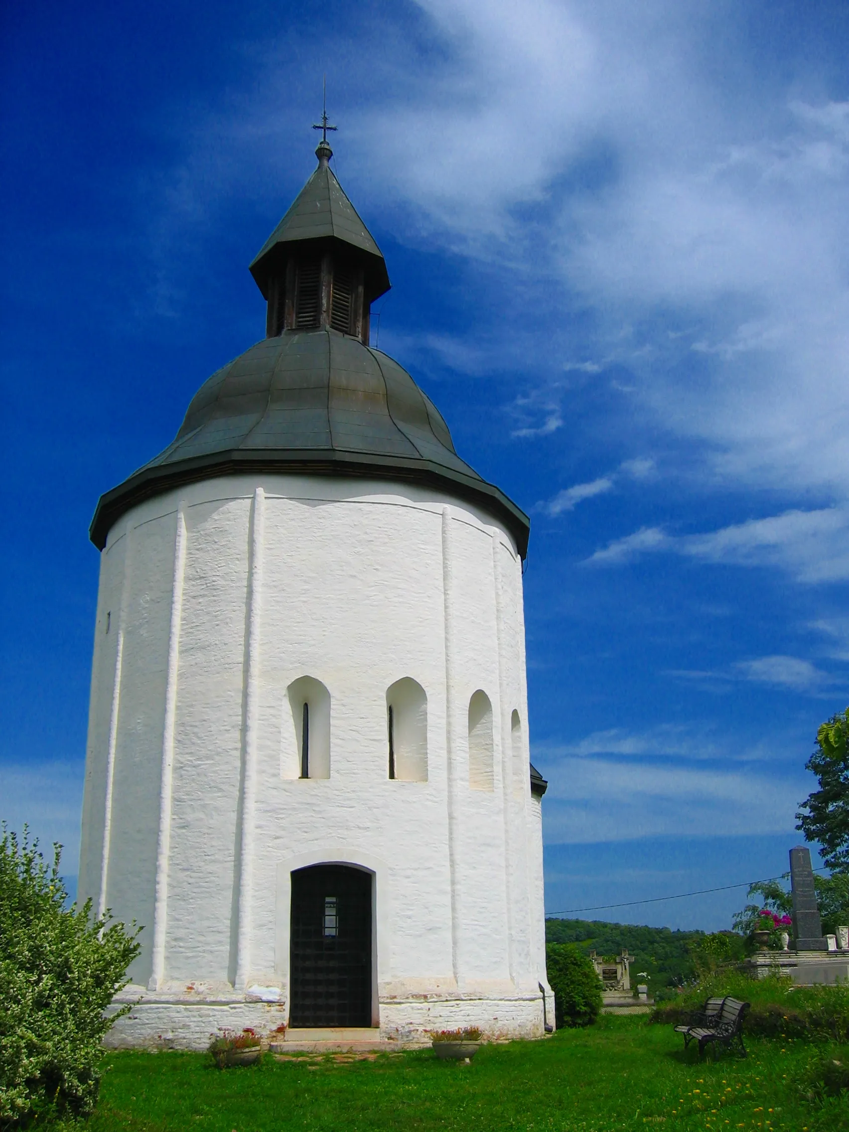 Photo showing: A rare type of round shape church at Kallósd in Zala county, Hungary.