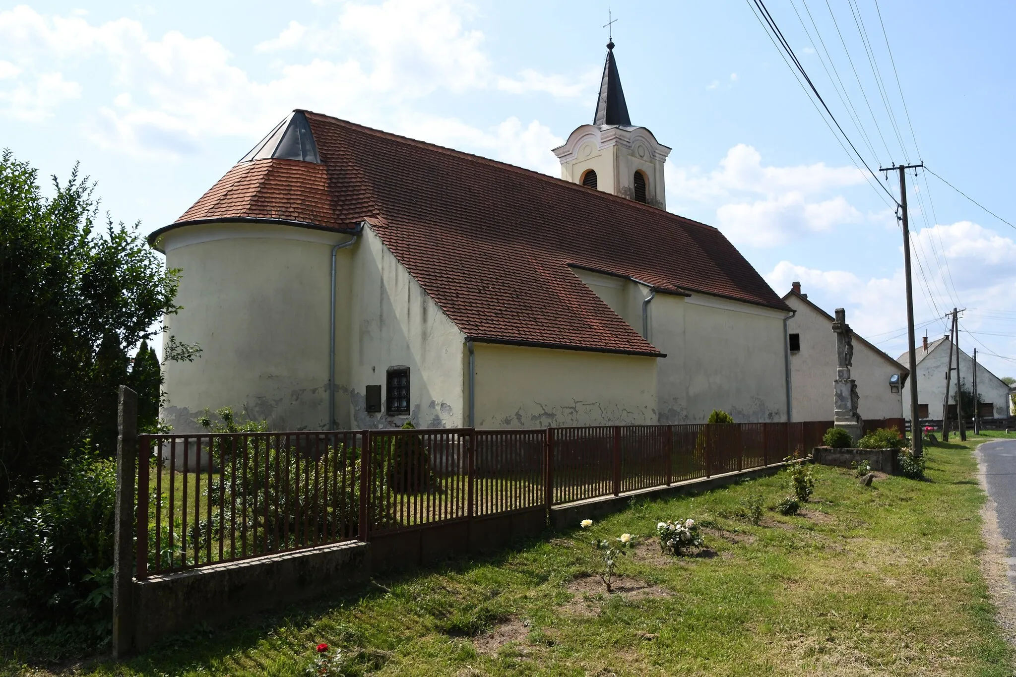 Photo showing: Roman Catholic church in Pakod, Hungary