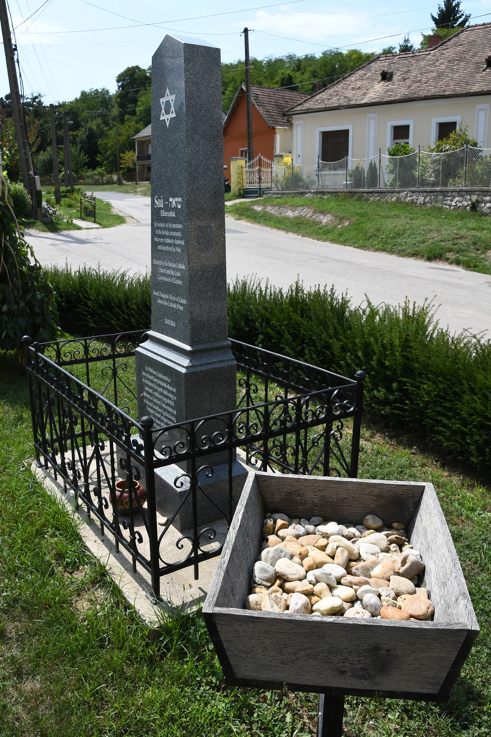Photo showing: Holocaust memorial in the Roman Catholic churchyard of Zalabér, Hungary