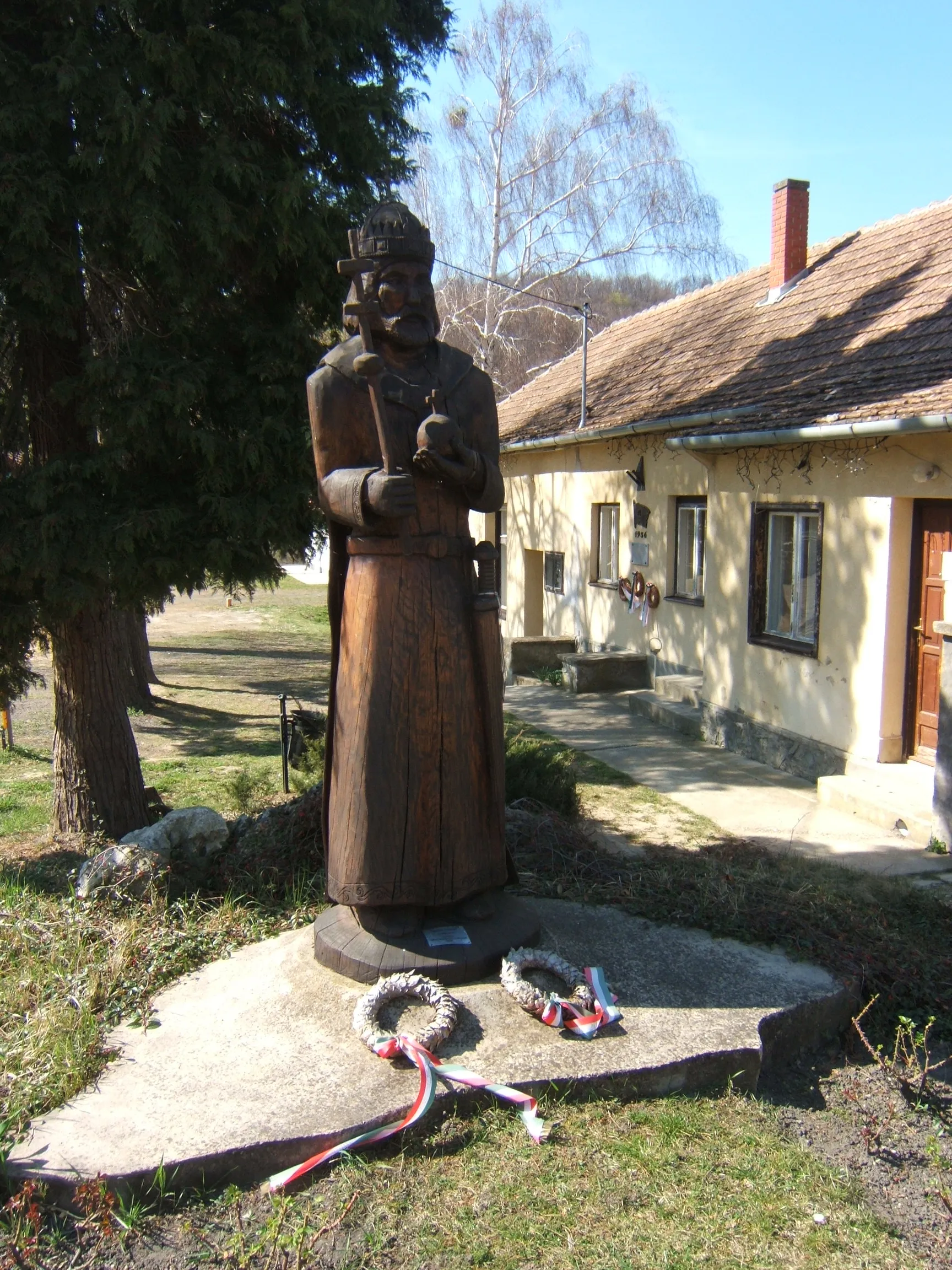 Photo showing: Zala megye, Vállus, Kossuth Lajos utca, a faluház előtt., Szent István-szobor (Felállítás 2007, Fődi Tibor (fafaragó))[1]