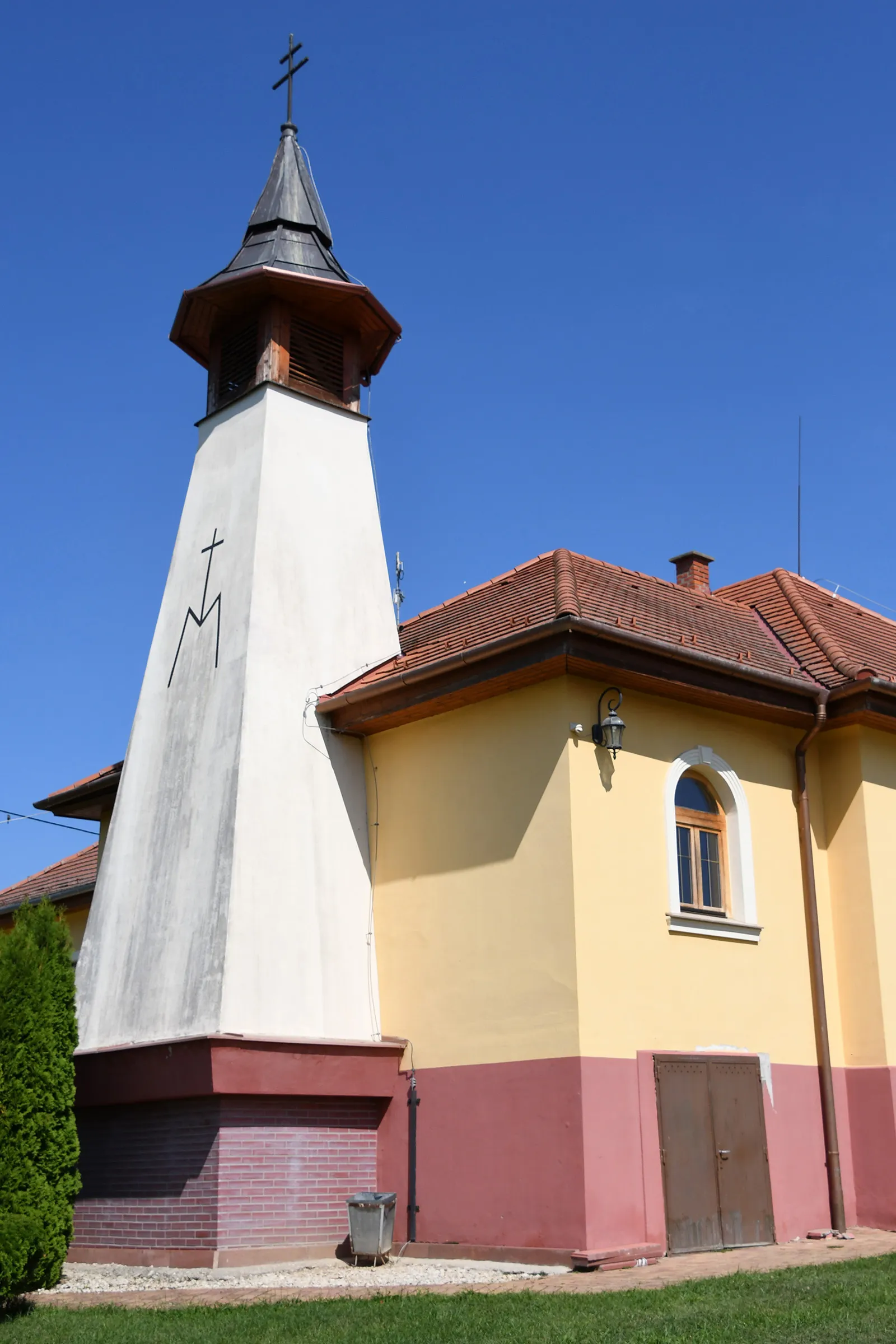 Photo showing: Roman Catholic school chapel in Petrivente, Hungary