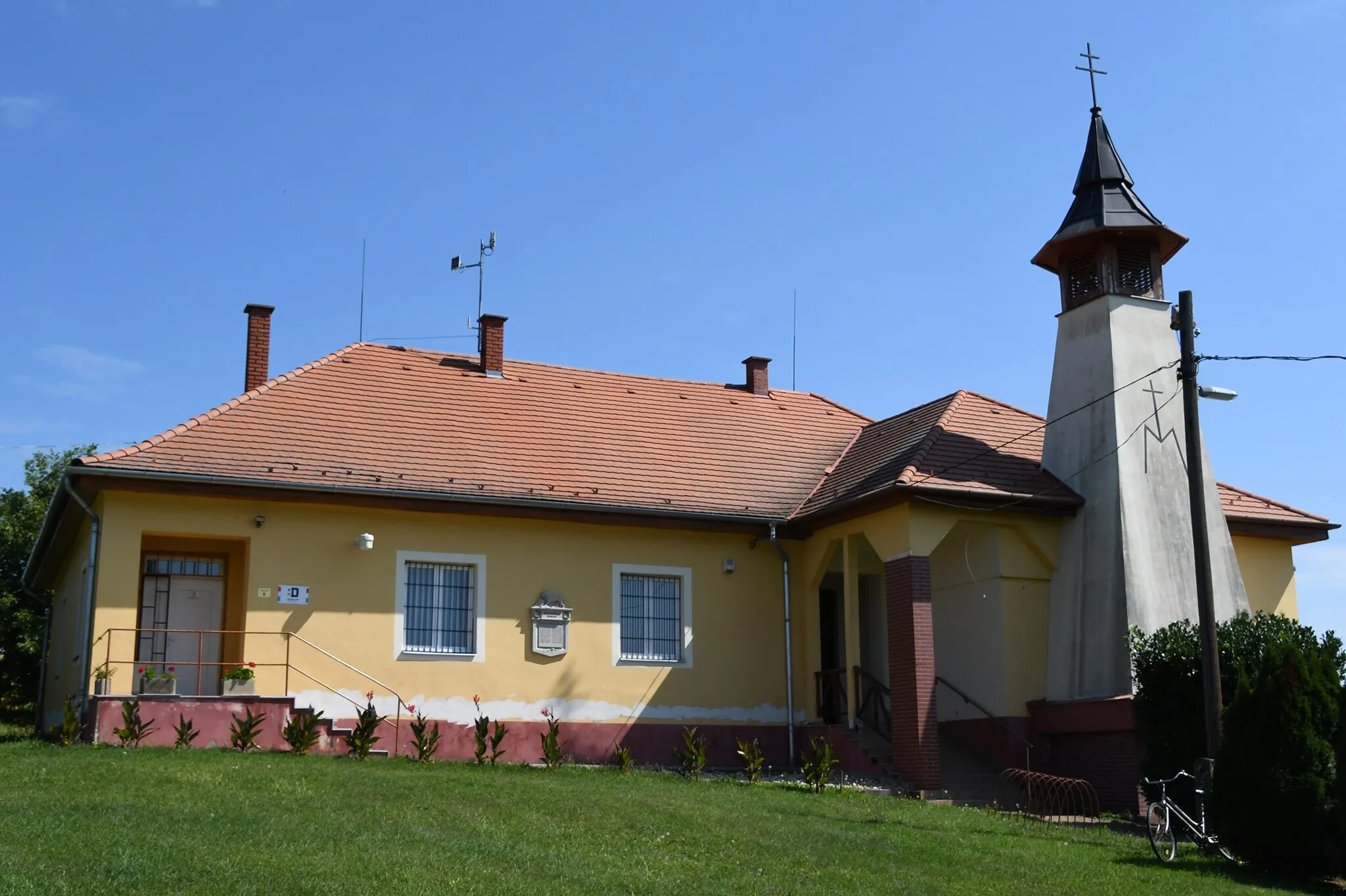 Photo showing: Roman Catholic school chapel in Petrivente, Hungary