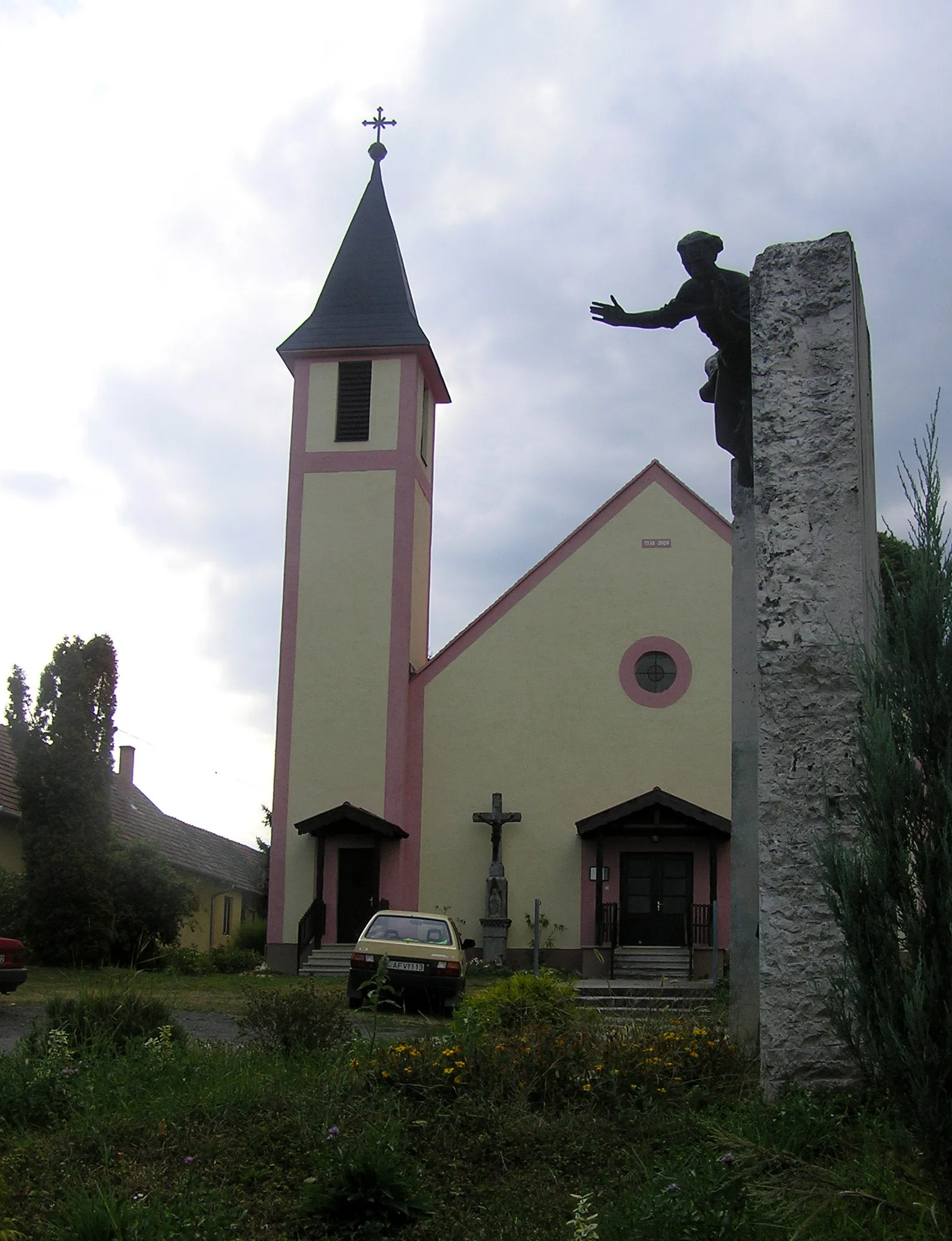 Photo showing: Roman Catholic church and monument for fallen local soldiers in Bocfölde.
