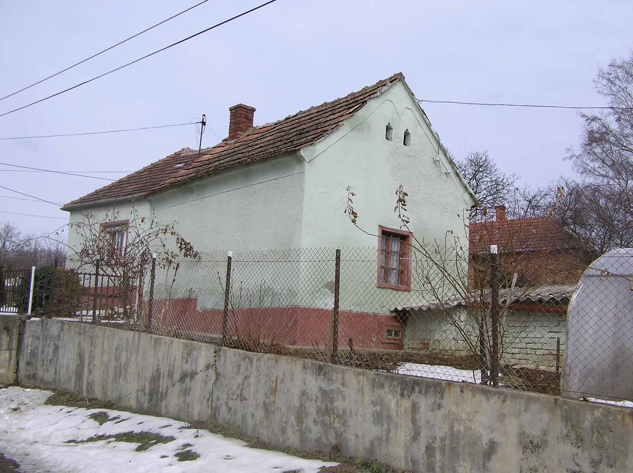 Photo showing: Older house from the “Cigányszer” neighborhood of Bocfölde.