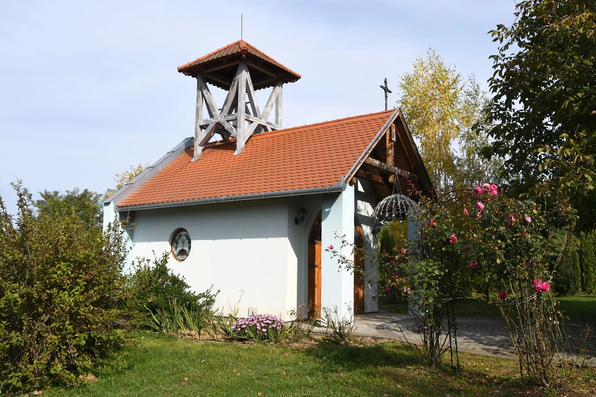 Photo showing: Roman Catholic chapel in Kisrécse, Hungary