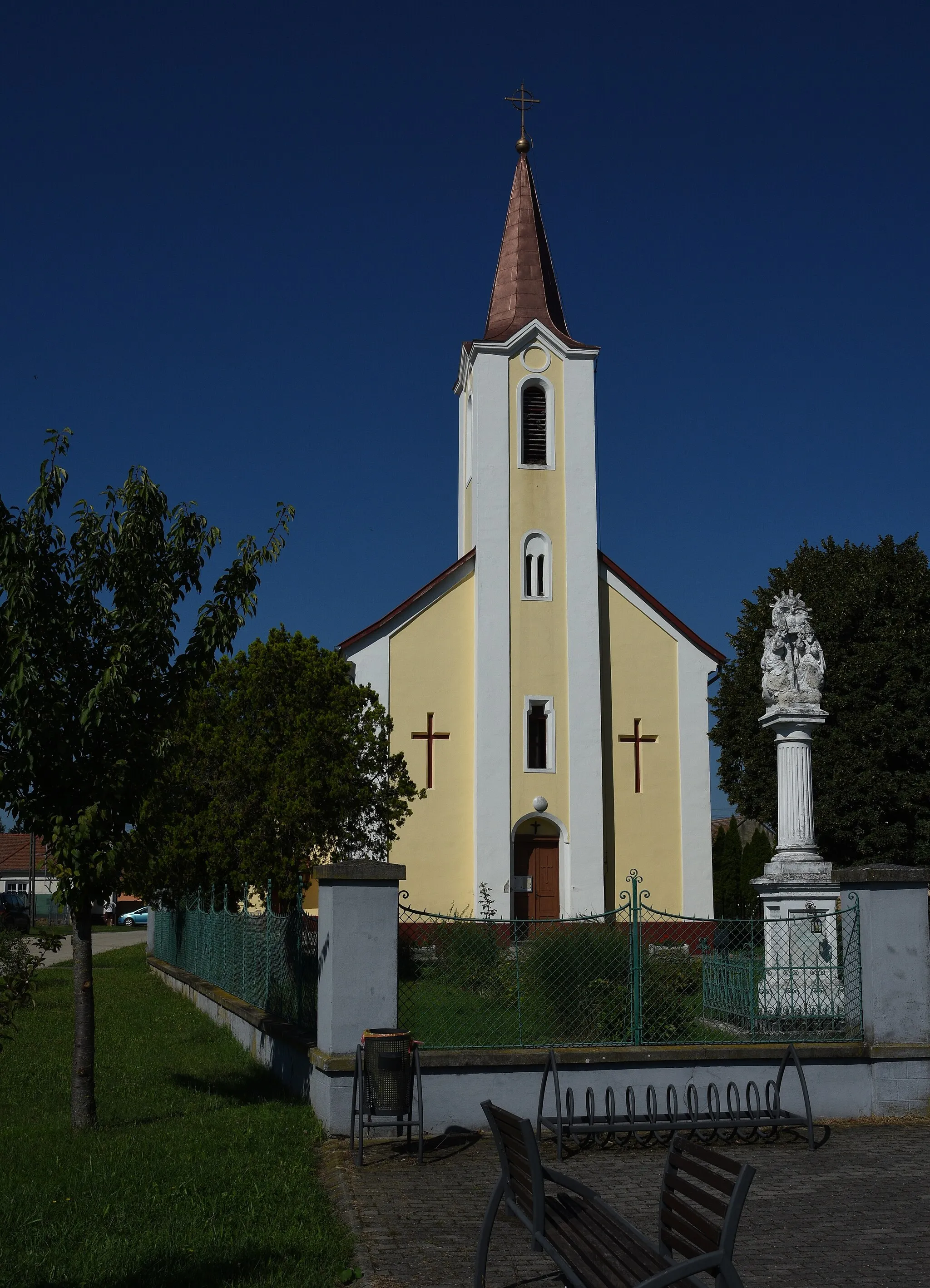 Photo showing: Church and Holy Trinity column in Sótony