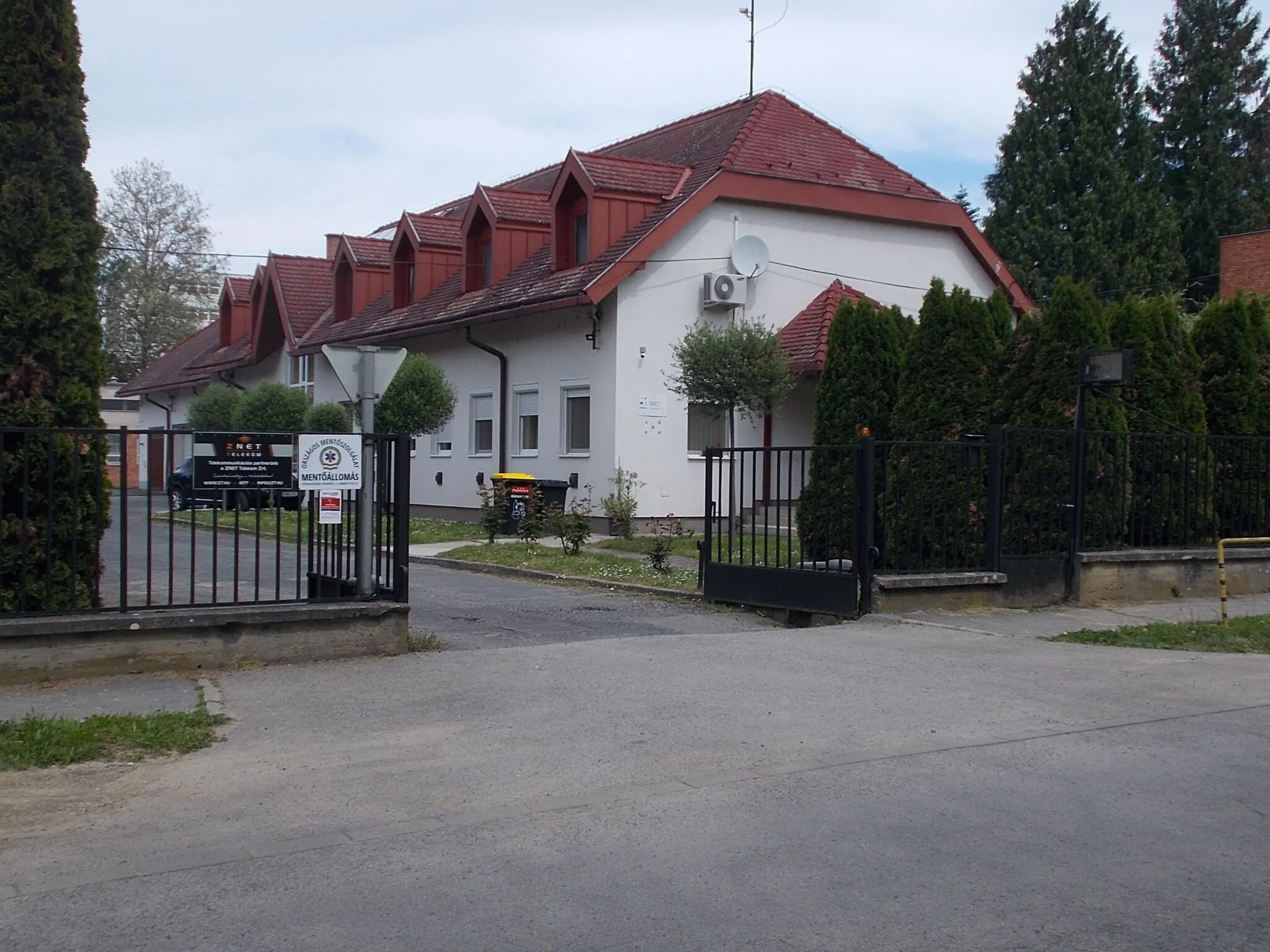 Photo showing: National Ambulance Service Ambulance Station, Bagolai lane side building  - 2-8 Szekeres József Street, Nagykanizsa, Zala County, Hungary