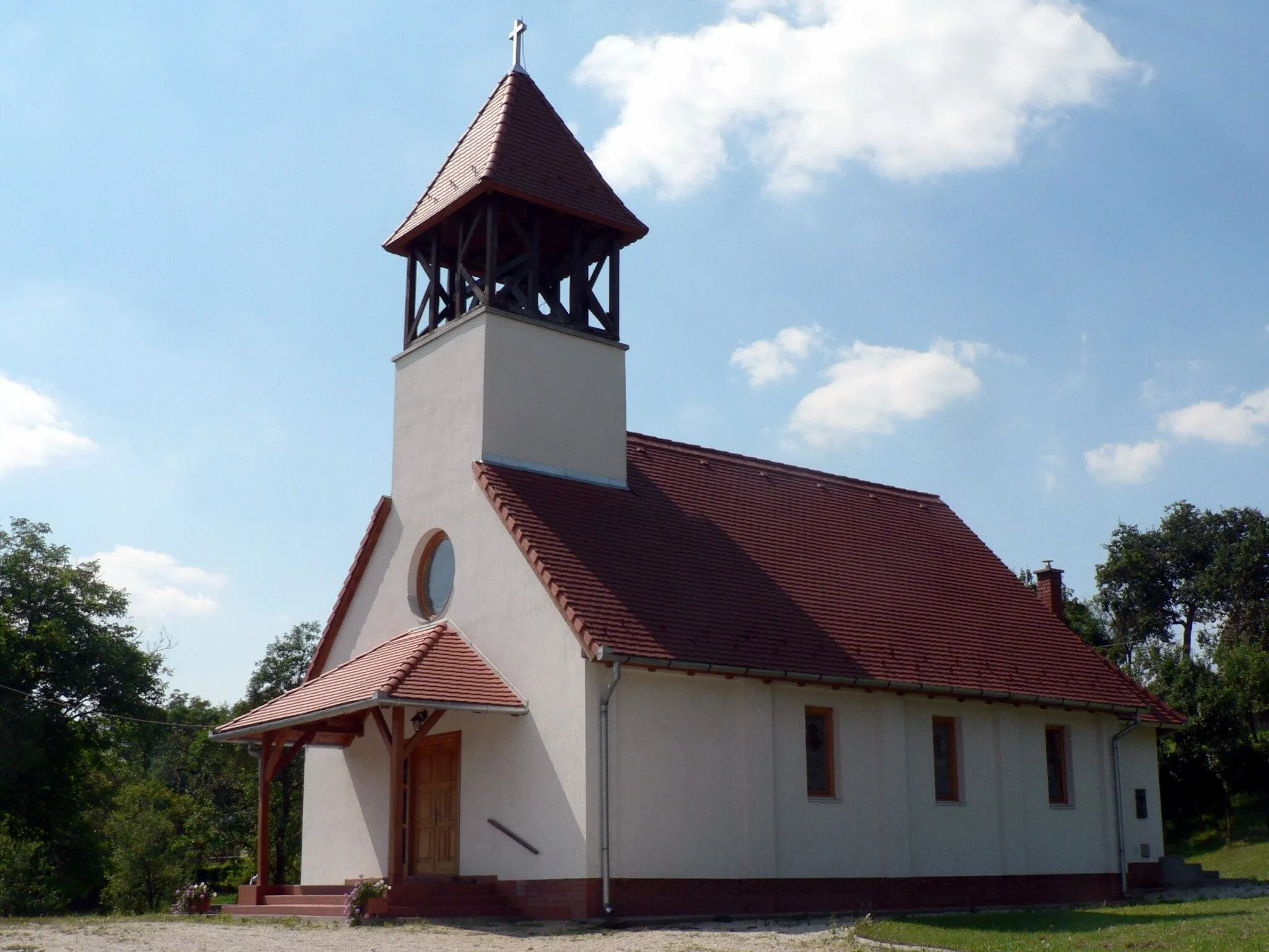 Photo showing: Szentgotthárd-Farkasfa Római Katolikus temploma. A templom 1999-2000-ben a 2000 éves keresztény jubileum és az 1000 éves magyar kereszténység tiszteletére épült. A templom védőszentje: Szent Anna és családja, Szent István és családja. Mangliár László okleveles építészmérnök tervei alapján épített téglaépület. - Cím: Szentgotthárd, Farkasfai út