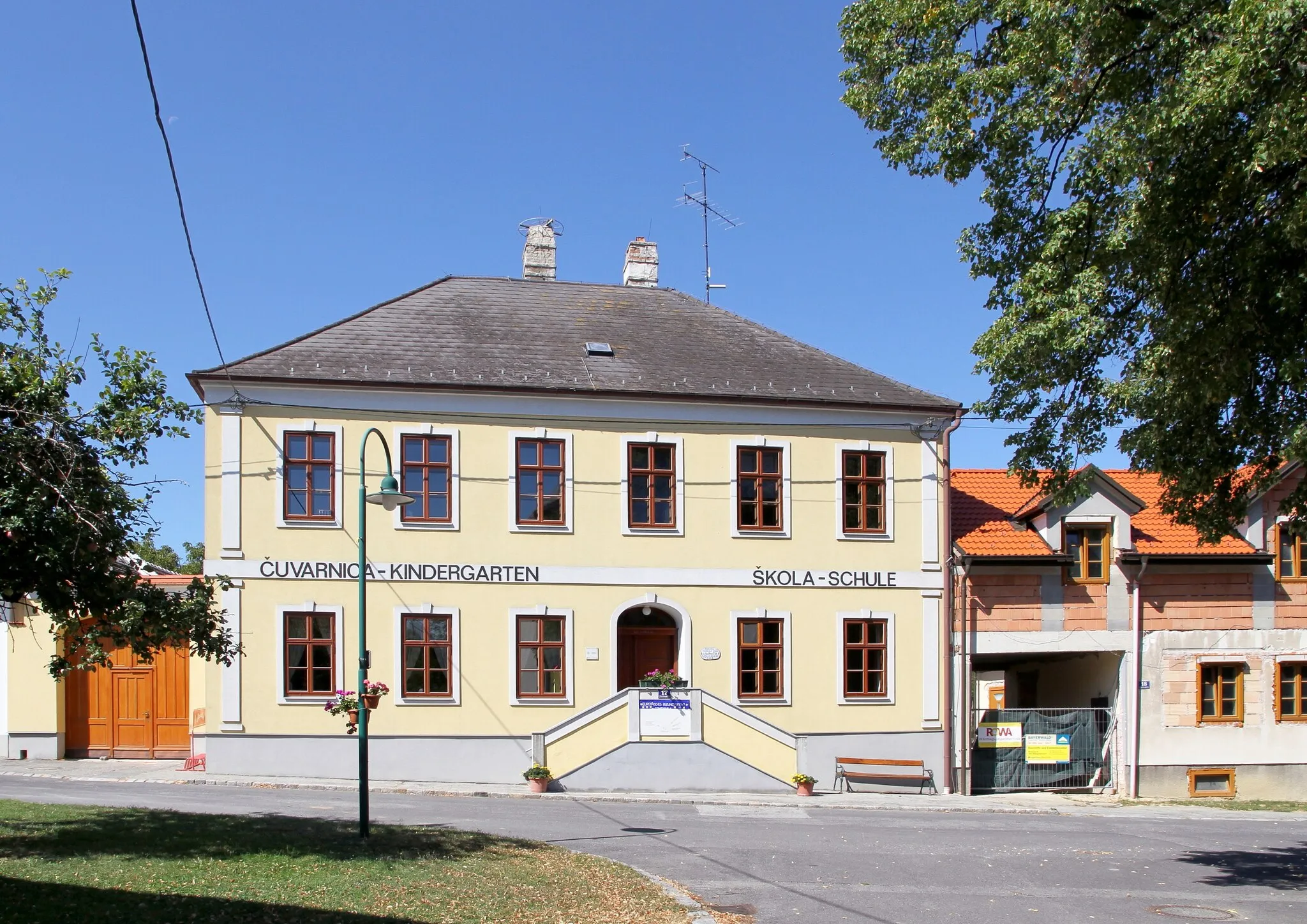 Photo showing: Volksschule in Kroatisch Minihof, ein Ortsteil der burgenländischen Gemeinde Nikitsch.