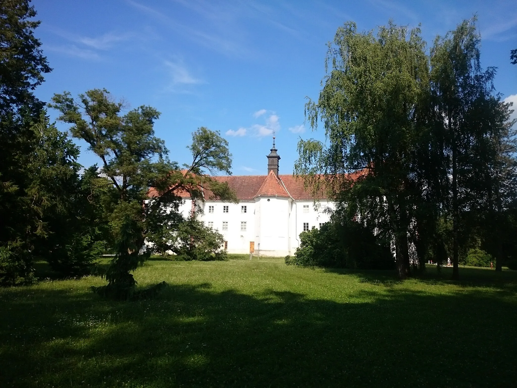 Photo showing: Western tract of the Murska Sobota Castle with a baroque chapel.