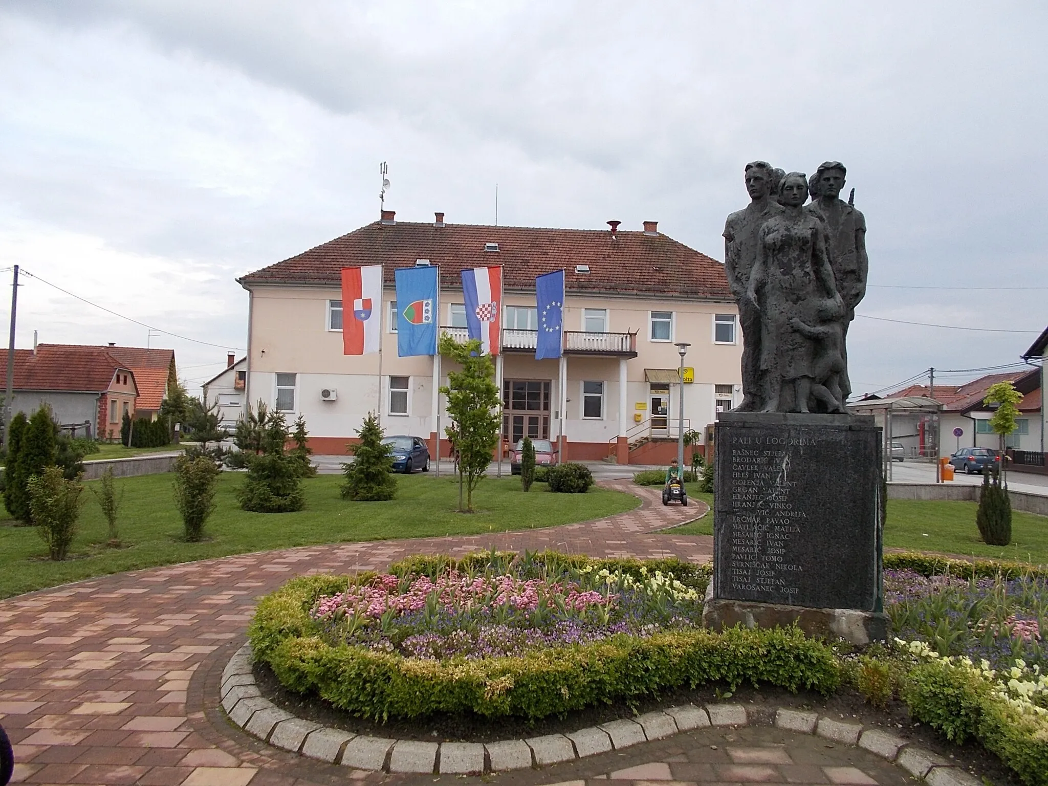 Photo showing: Goričan (Muracsány) - világháborús emlékmű és községháza