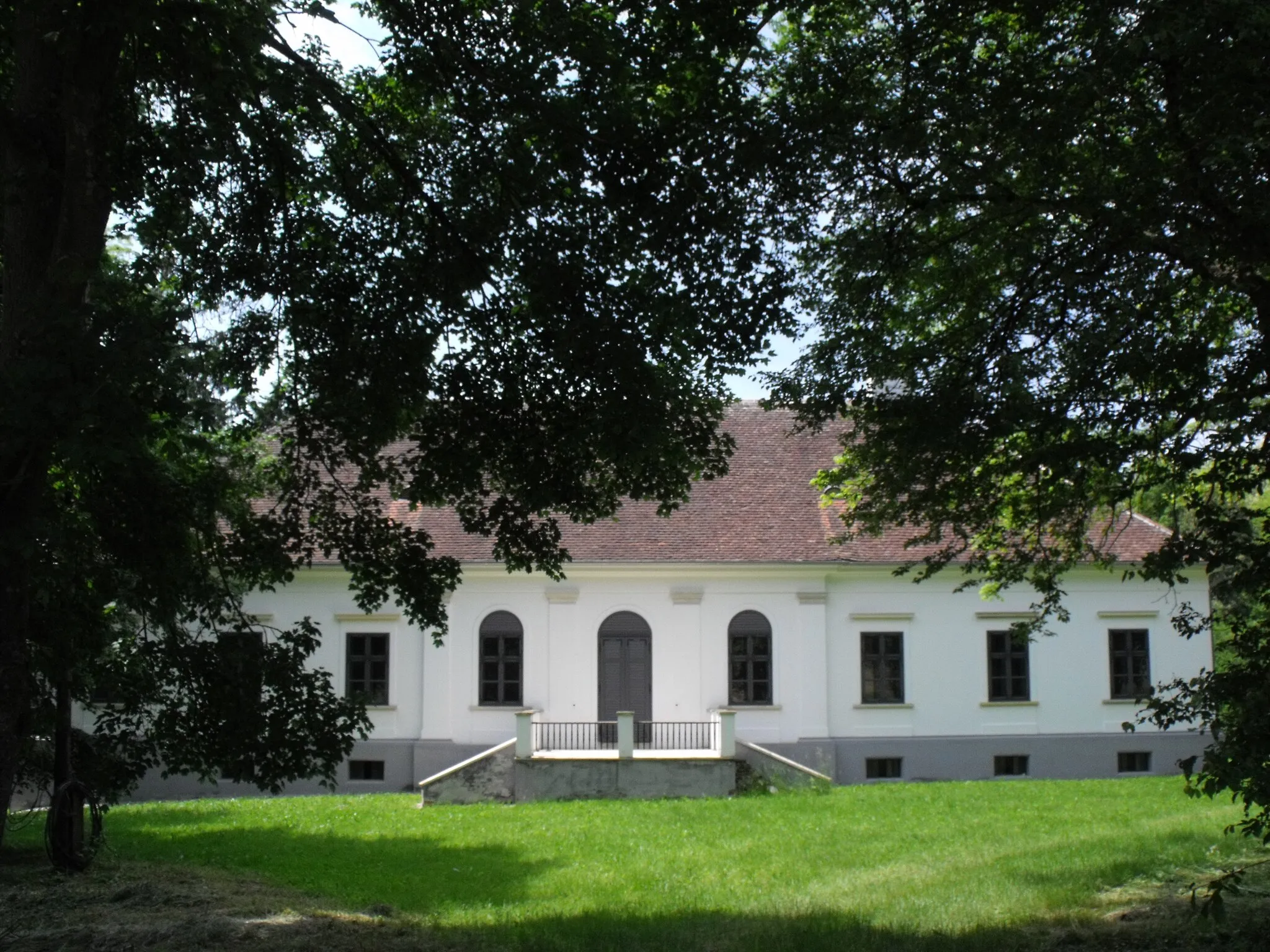 Photo showing: A kúriát Chernel György táblabíró építette 1780 körül, klasszicizáló -későbarokk stílusban