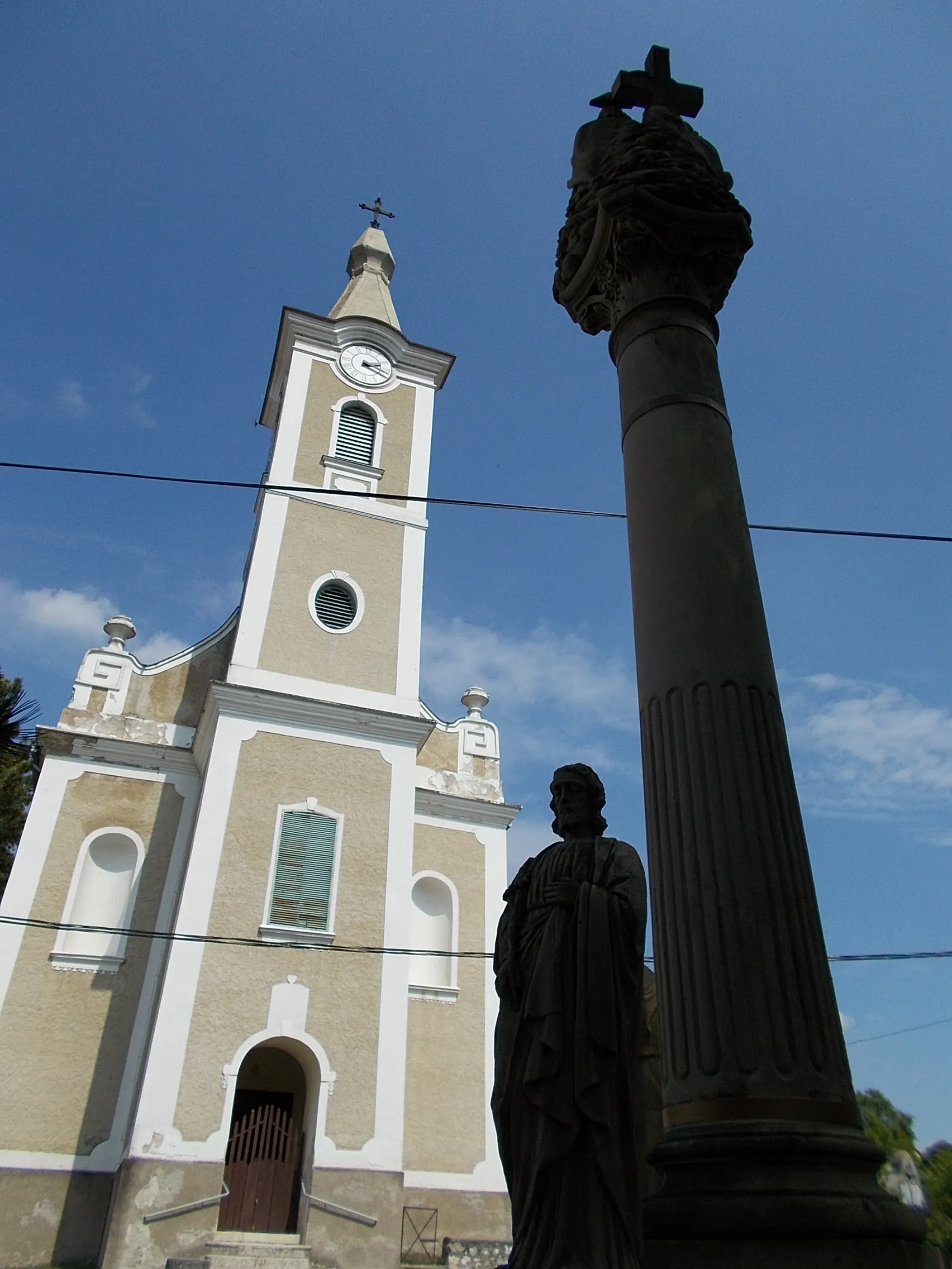 Photo showing: Gyulakeszi - Szentháromság-szobor és Kisboldogasszony-templom