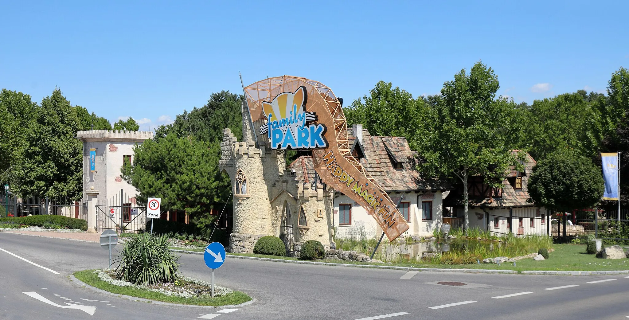 Photo showing: Der Familypark an der Landstraße B52 in der burgenländischen Marktgemeinde Sankt Margarethen im Burgenland und unmittelbar an der Gemeindegrenze zu Rust. Mit rund 145.000 m² Fläche ist er Österreichs größter Freizeit- und Familienpark. 1968 wurde der Park von der Familie Erwin Müller mit dem Namen „Märchenwald“ gegründet. Der Park wurde sukzessiv ausgebaut. 1999 erfolgte eine Umbenennung in „Märchenpark Neusiedlersee“ und 2010 in „Familypark“. 2018/19 wurde der Park an das französische Unternehmen Compagnie des Alpes, ein führenden europäischen Betreiber von Freizeitparks und Skiresorts, verkauft.