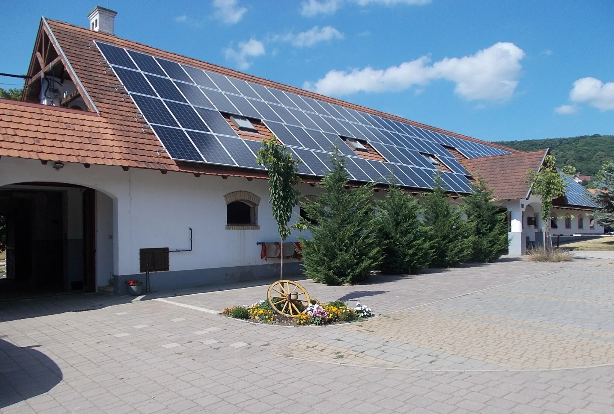 Photo showing: Stable with solar panel roof, horse head statue above its entry. Close to the Knight's Arena - parklike place without official address, Sümeg, Veszprém County, Hungary