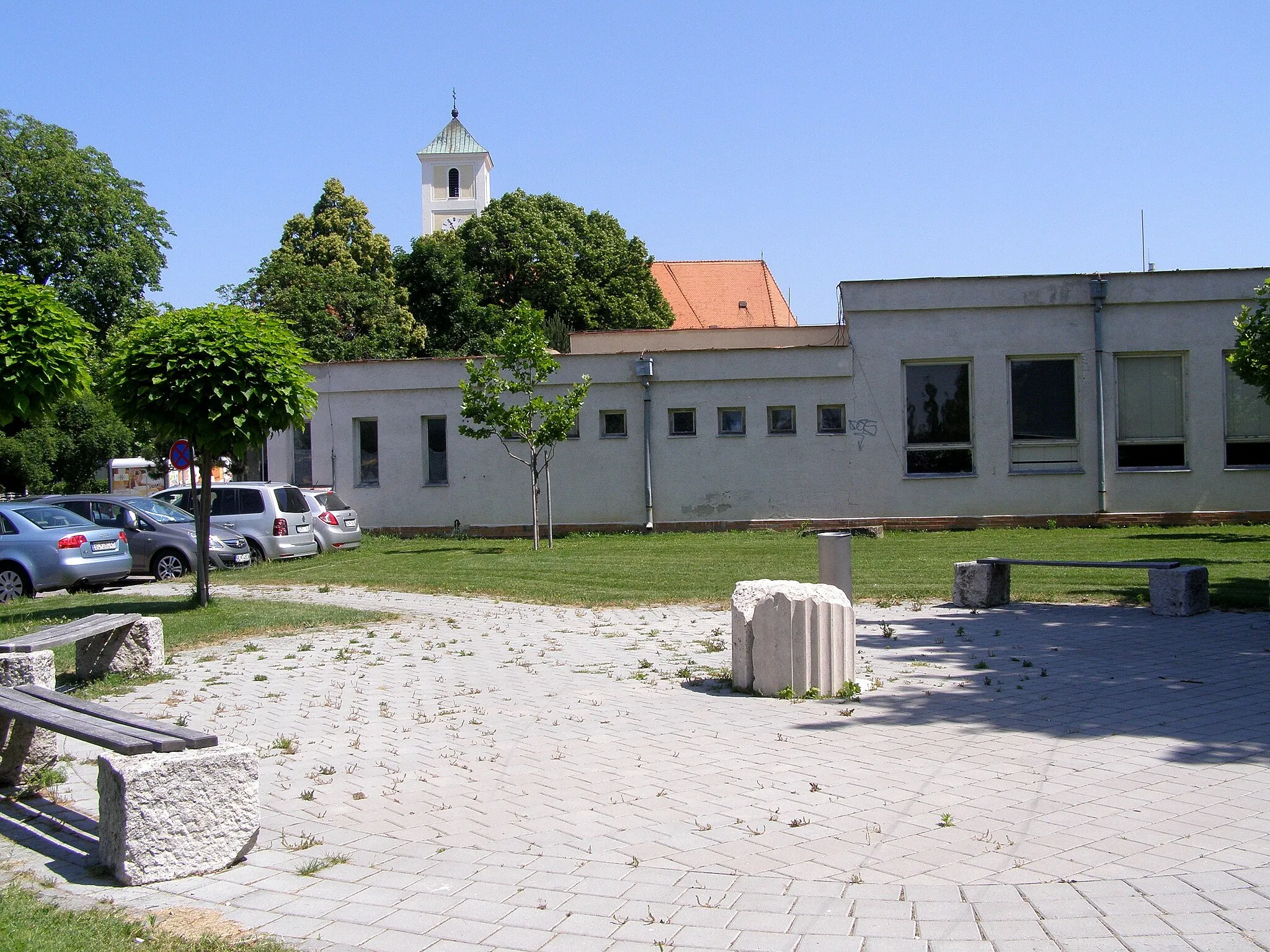 Photo showing: Centrum Rusoviec - Rímsky parčík a v pozadí veža farského Kostola svätej Márie Magdalény