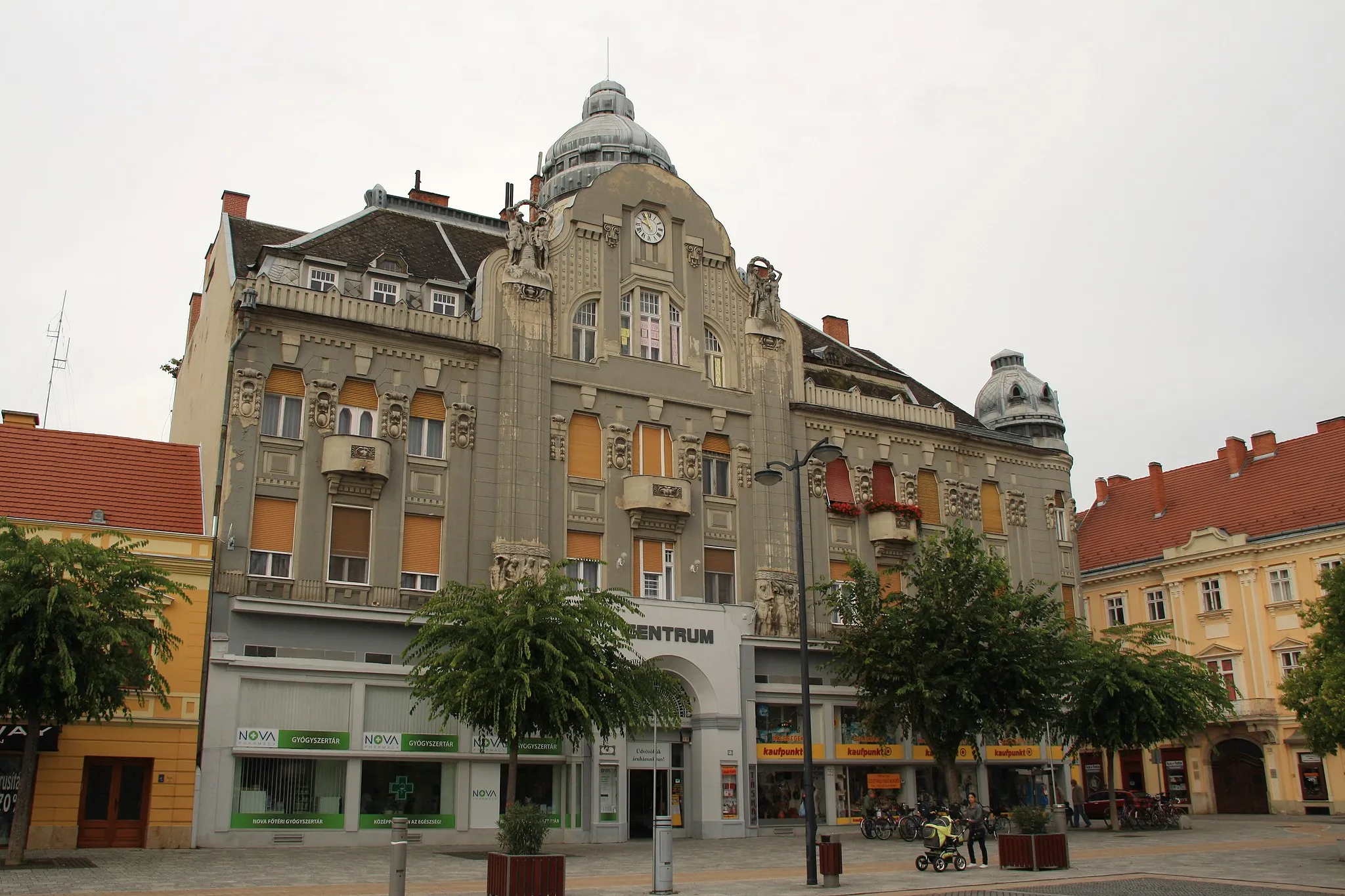 Photo showing: egykori Takarékpénztár (Szombathely, Fő tér 12.)