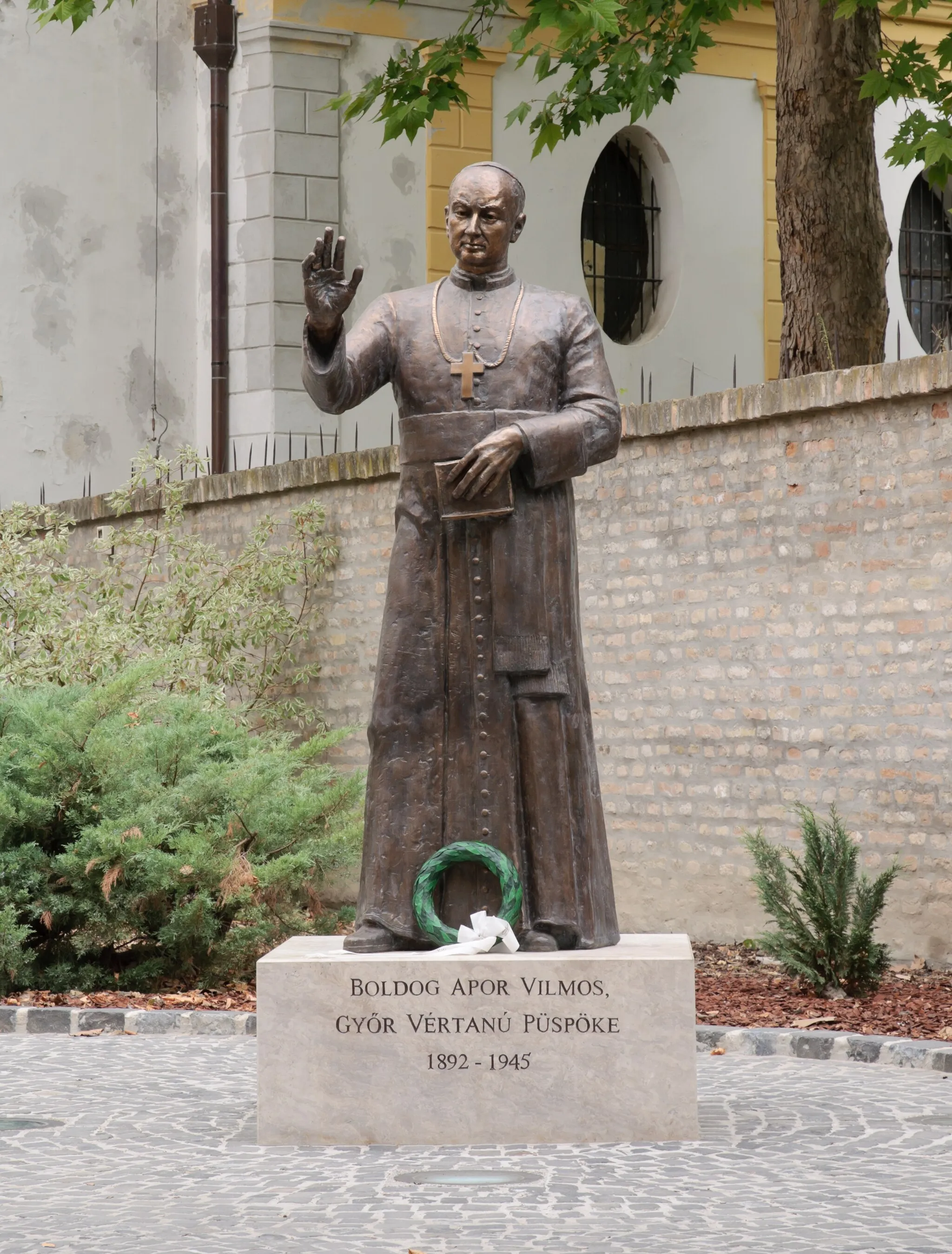 Photo showing: Monument of Vilmos Apor, Bishop of Győr, in the courtyard of Püspökvár, Győr, Hungary. Sculptor: Ferenc Lebó (*1960) in 2012