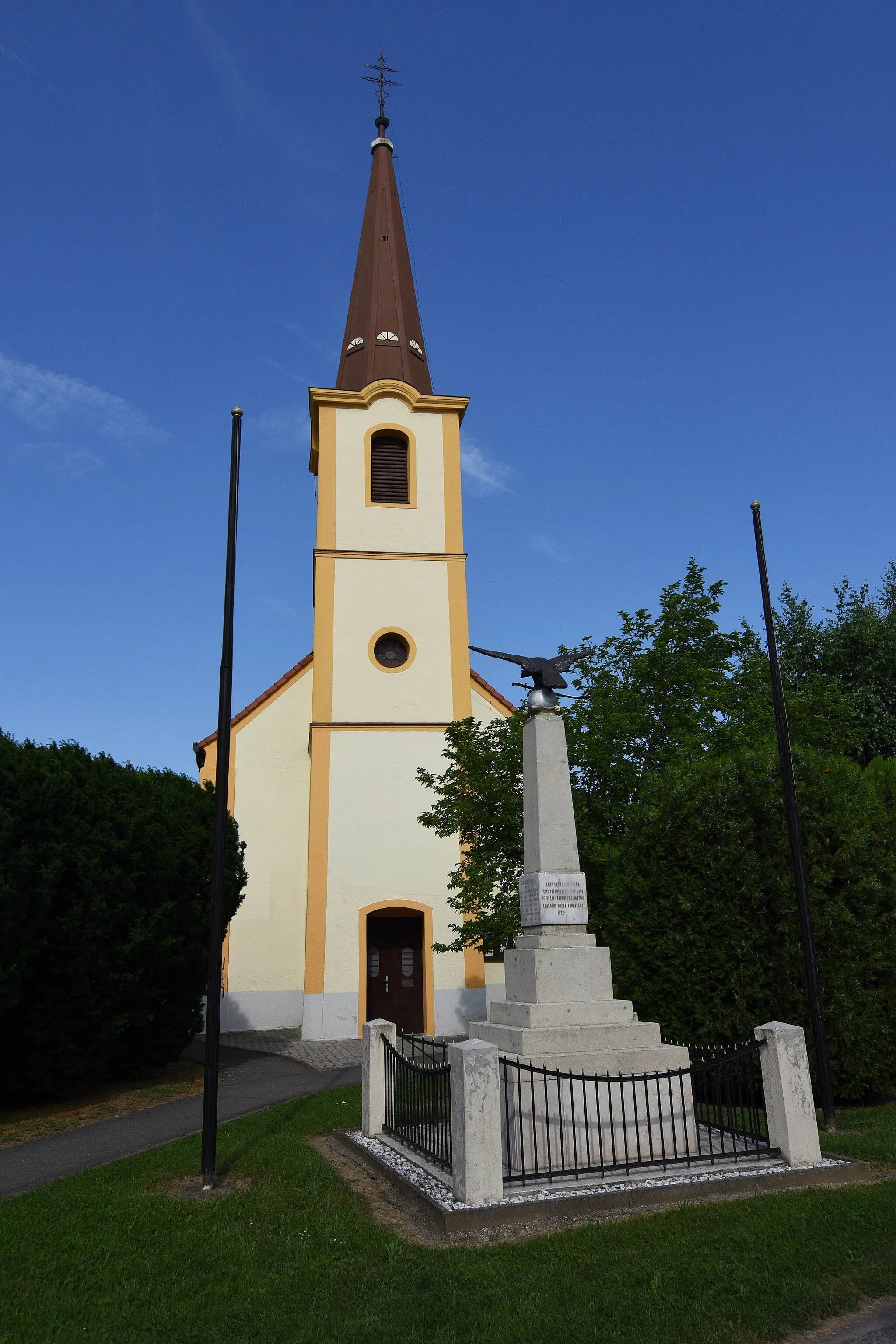 Photo showing: War memorial and Roman Catholic Church in Vasasszonyfa