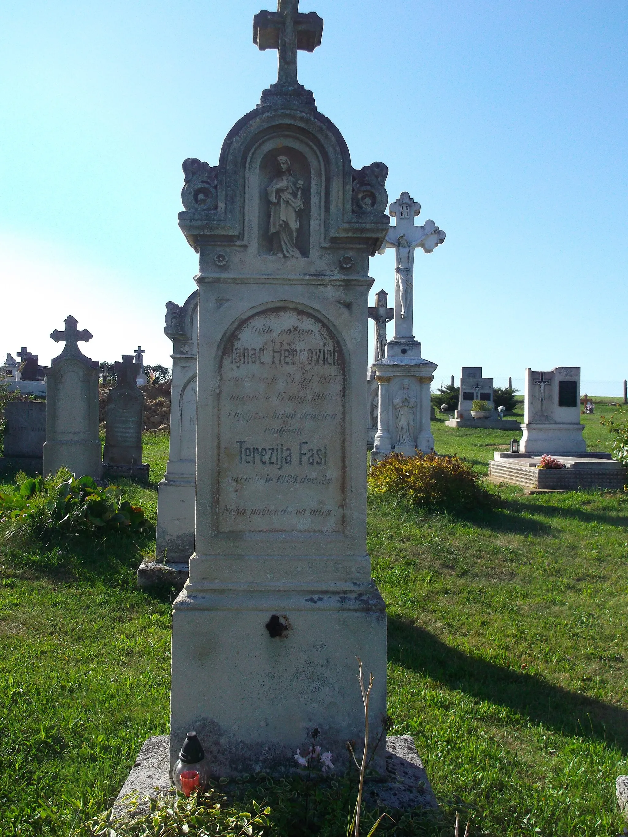 Photo showing: The gravestone of Ignác Hergovich and Terézia Faszl in the Ólmod Cemetery with Burgenland Croatian inscription.