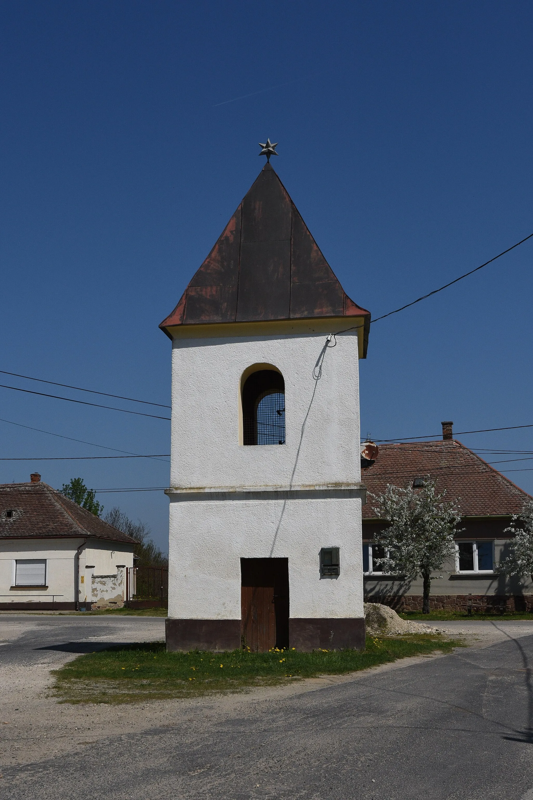 Photo showing: Sorkikápolna Belfries in Hungary