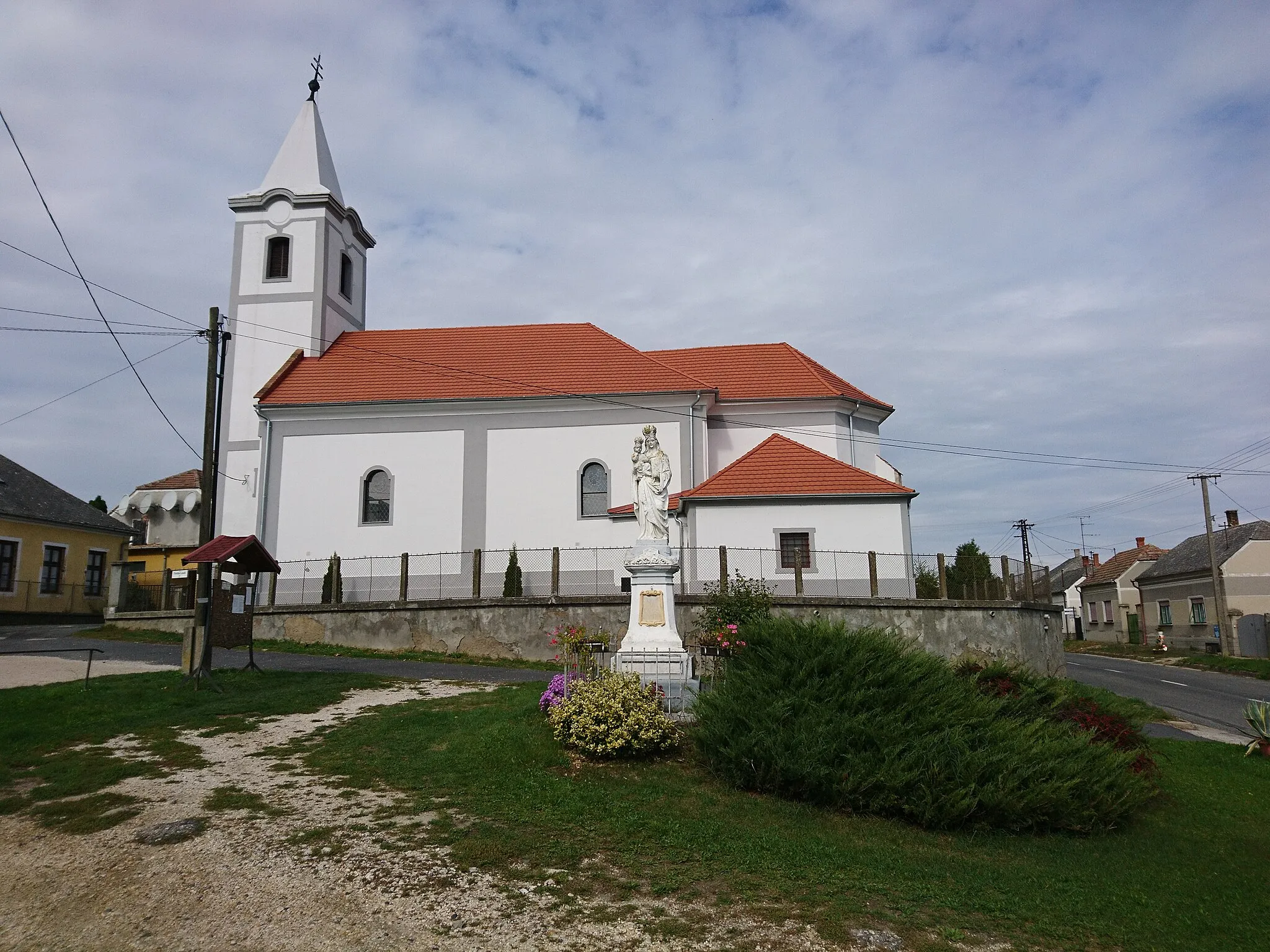 Photo showing: Az Országos Kéktúra I. szakasz bélyegzőpontja. Szent István király-templom