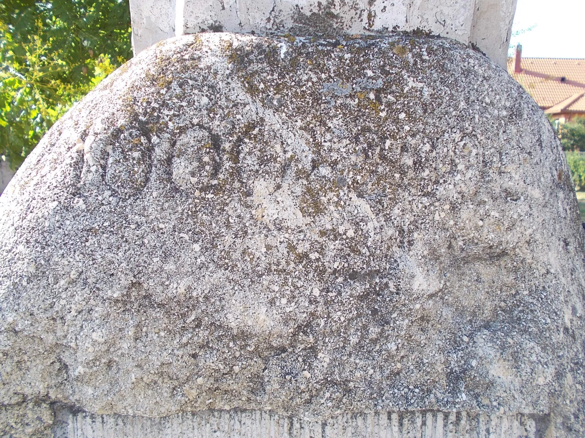 Photo showing: Park with a Millennial/Millennium Cross (2000), inscription 1000-2000 carved on its base - Jókai Street and Szegedy Róza Street junction, Sümeg, Veszprém County, Hungary