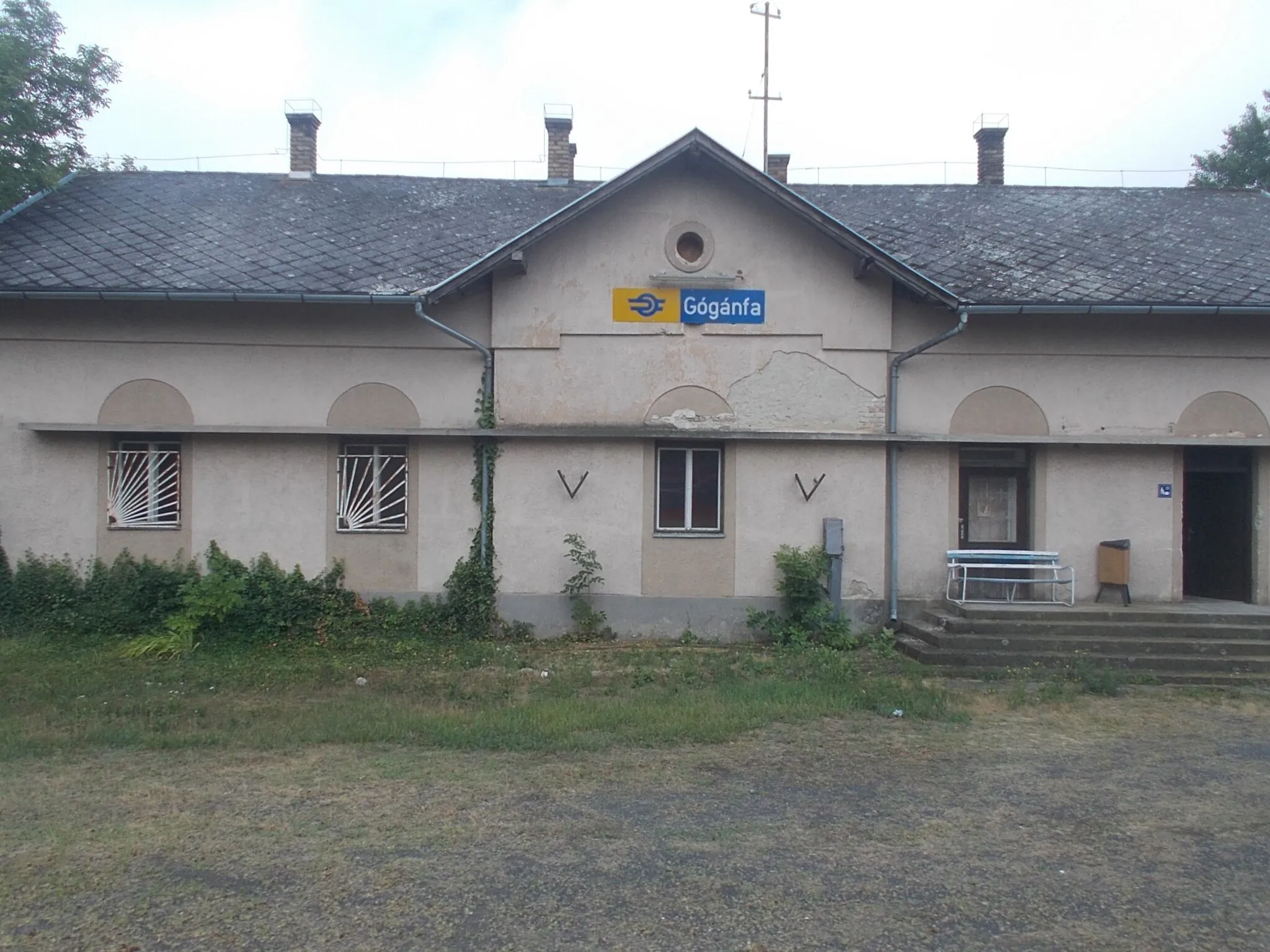 Photo showing: Train stop, main building - Gógánfa, Veszprém County, Hungary.