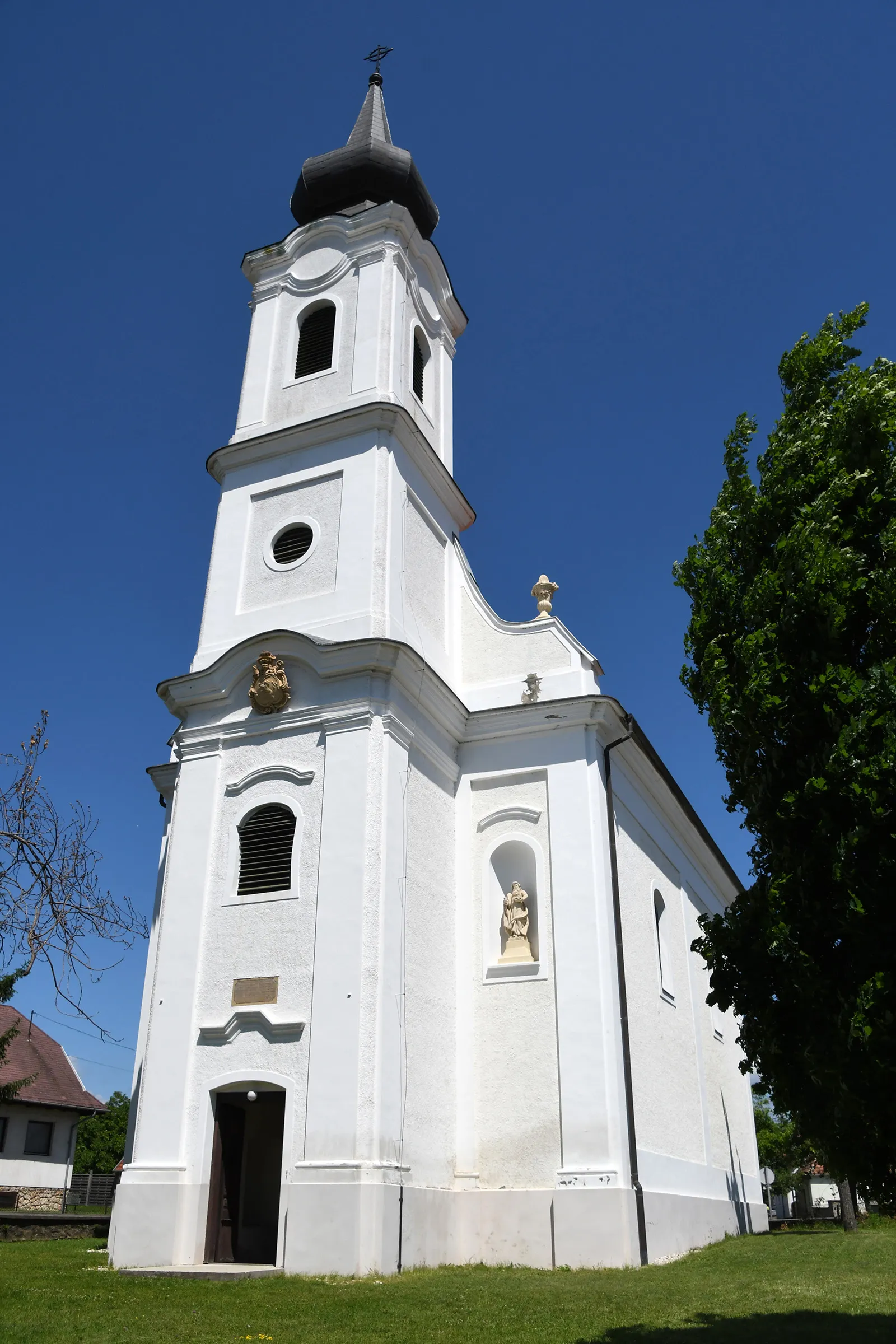 Photo showing: Roman Catholic church in Zalahaláp, Hungary