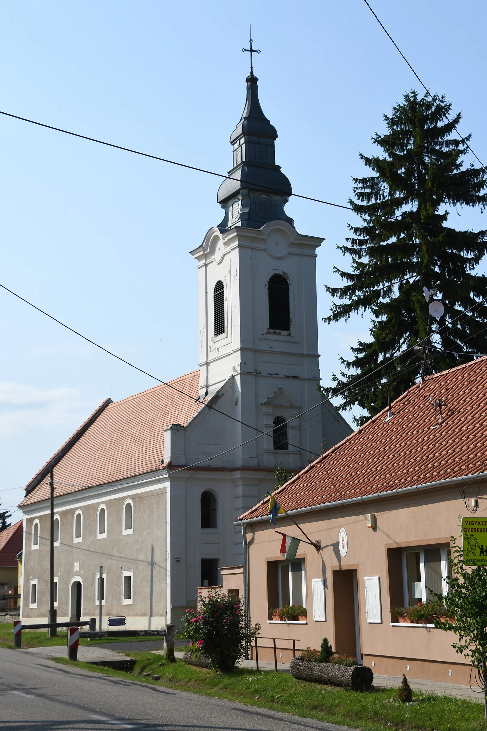 Photo showing: The village hall with the Lutheran church in Homokbödöge