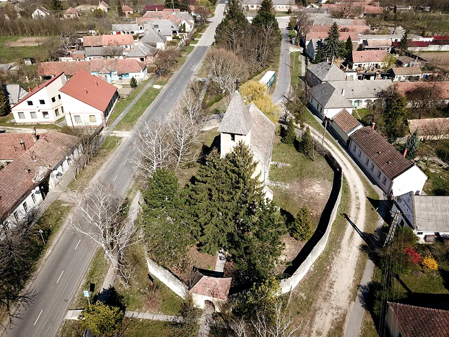 Photo showing: Lovászpatona, Evangélikus (Árpád-kori) templom - légi fotó