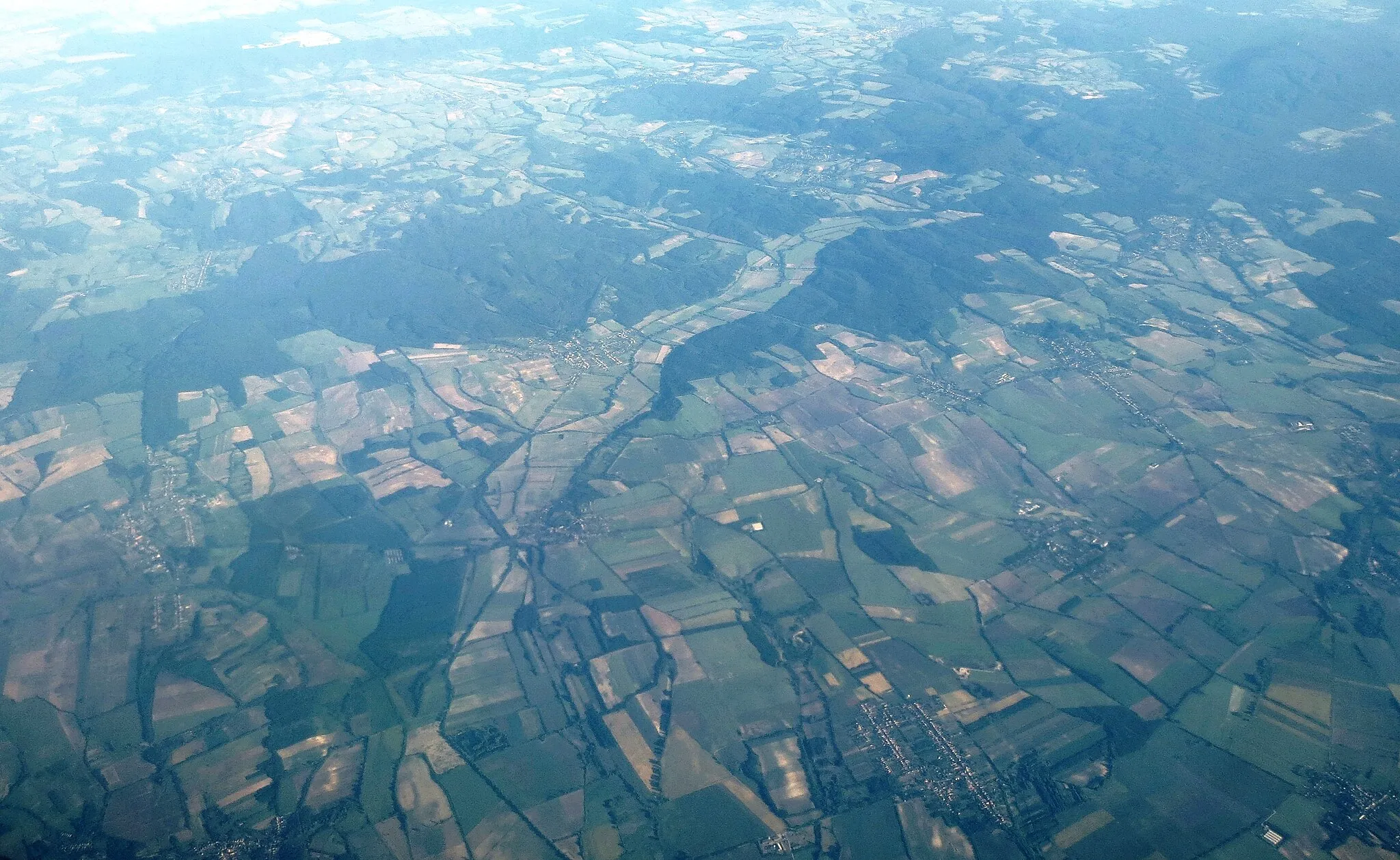 Photo showing: Aerial view over part of the Komaron-Esztergom County of northwestern Hungary.