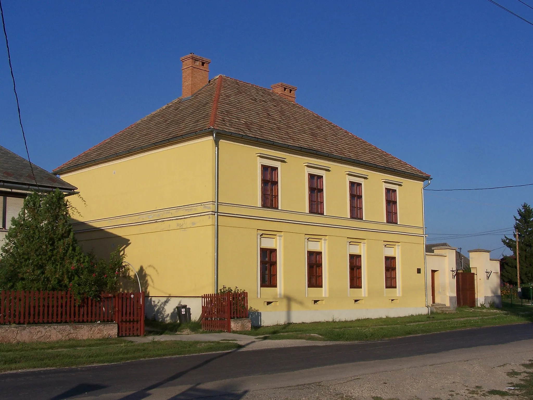 Photo showing: R. k. plébániaház. A pannonhalmi bencések nyaralójának épült 1848-ban.- 6124 Komárom-Esztergom m., Bársonyos, Kossuth Lajos u. 1.)