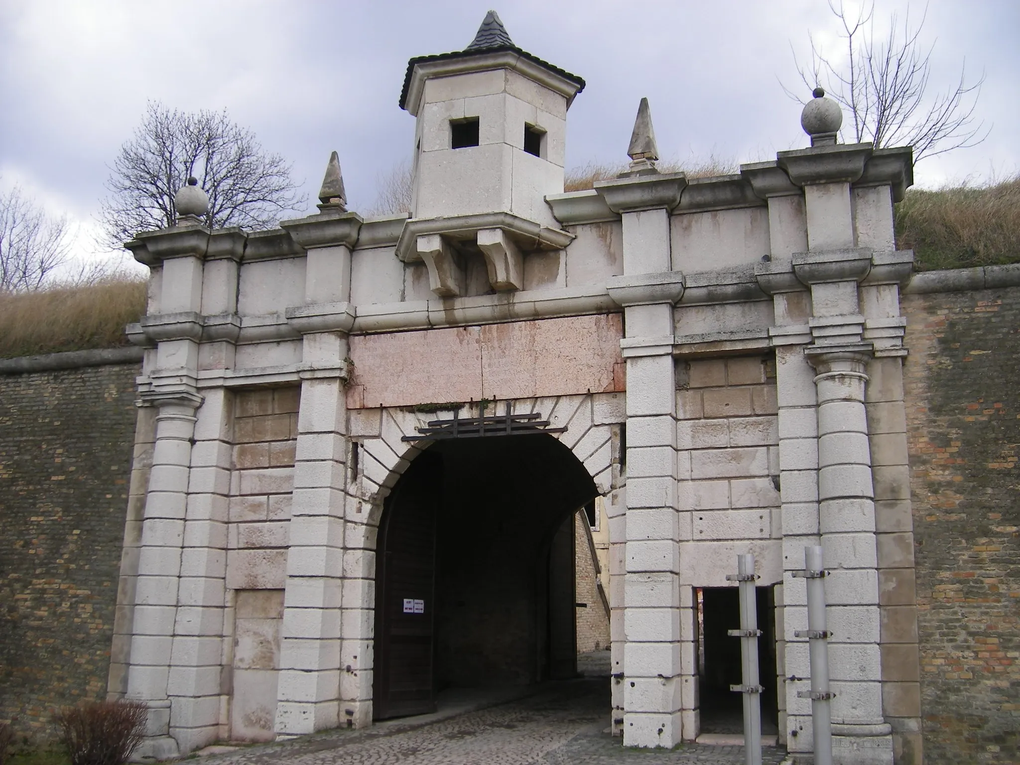 Photo showing: Komárno - Gate of the New Fortress.