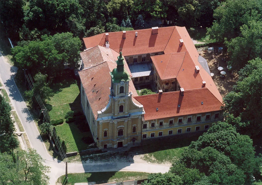 Photo showing: Zalaapáti, Hungary, aerialphotography. Szent Adorján és Szent Őrangyalok római katolikus templom