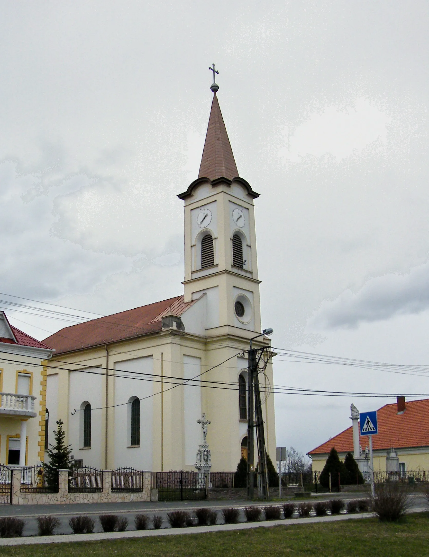 Photo showing: John the Baptist roman catholic churc in Pacsa, Hungary, the site of the 1932 Pacsa massacre.