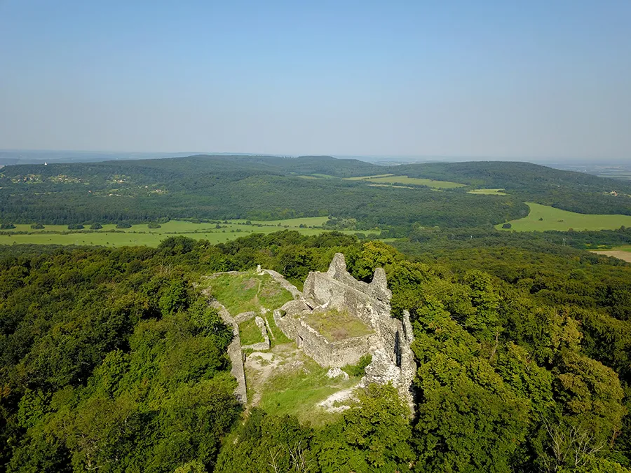 Photo showing: Tátika-vár légi fotón