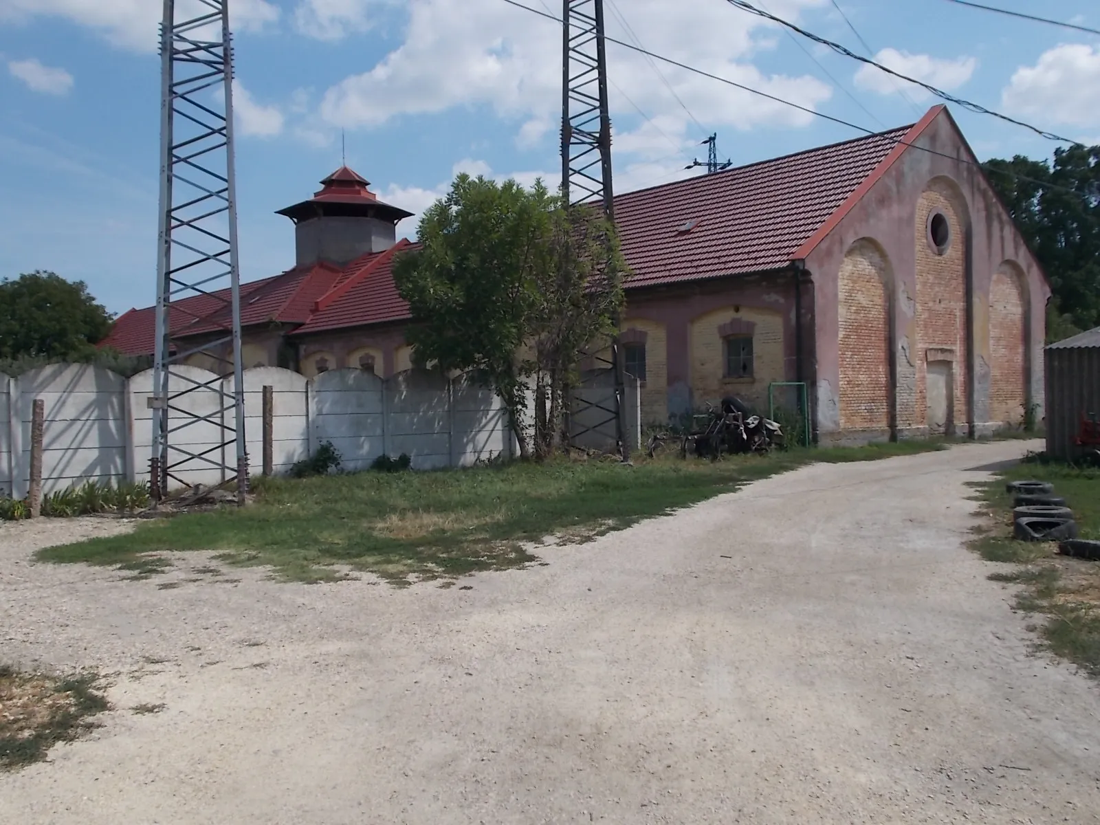 Photo showing: : Agricultural building, stable?, probably it is part of the cow farm of Lajta-Hanság joint stock company. - Háromtölgy Street, Magyaróvár neighborhood, Mosonmagyaróvár, Győr-Moson-Sopron County, Hungary.