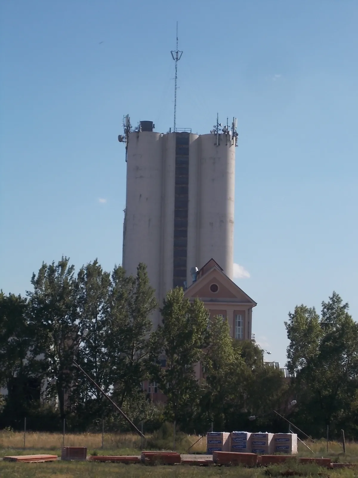 Photo showing: : Mill silos. Now property of GoodMills Magyarország . - Gyártelep neighborhood, Mosonszentmiklós, Győr-Moson-Sopron County, Hungary.