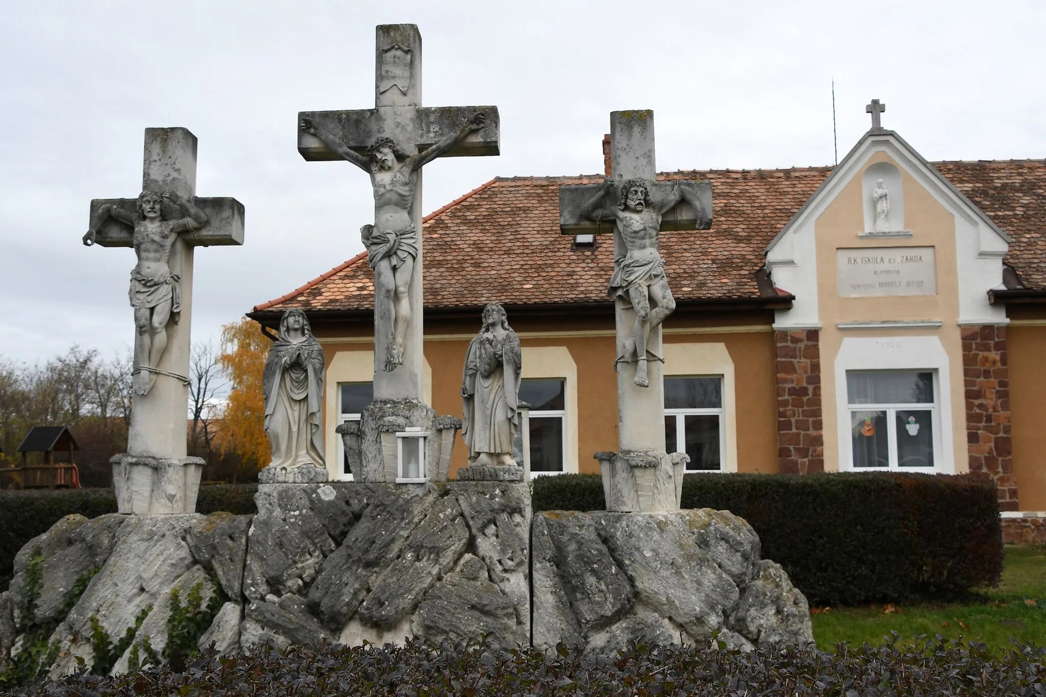 Photo showing: Sculpture of the Crucifixion group in Agyagosszergény, Hungary