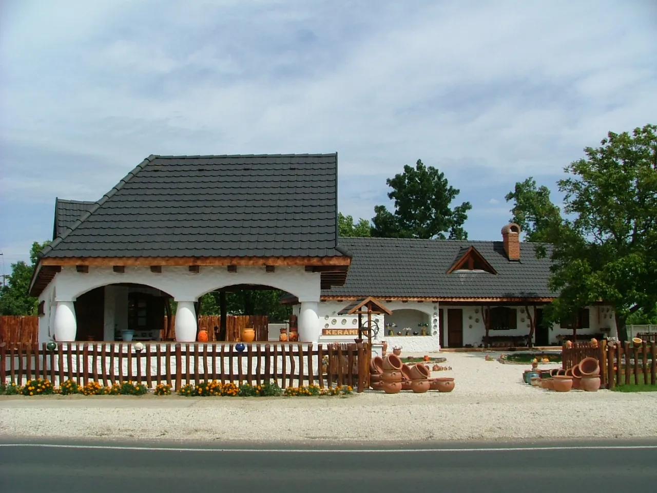 Photo showing: Újkér; ceramic manufactory