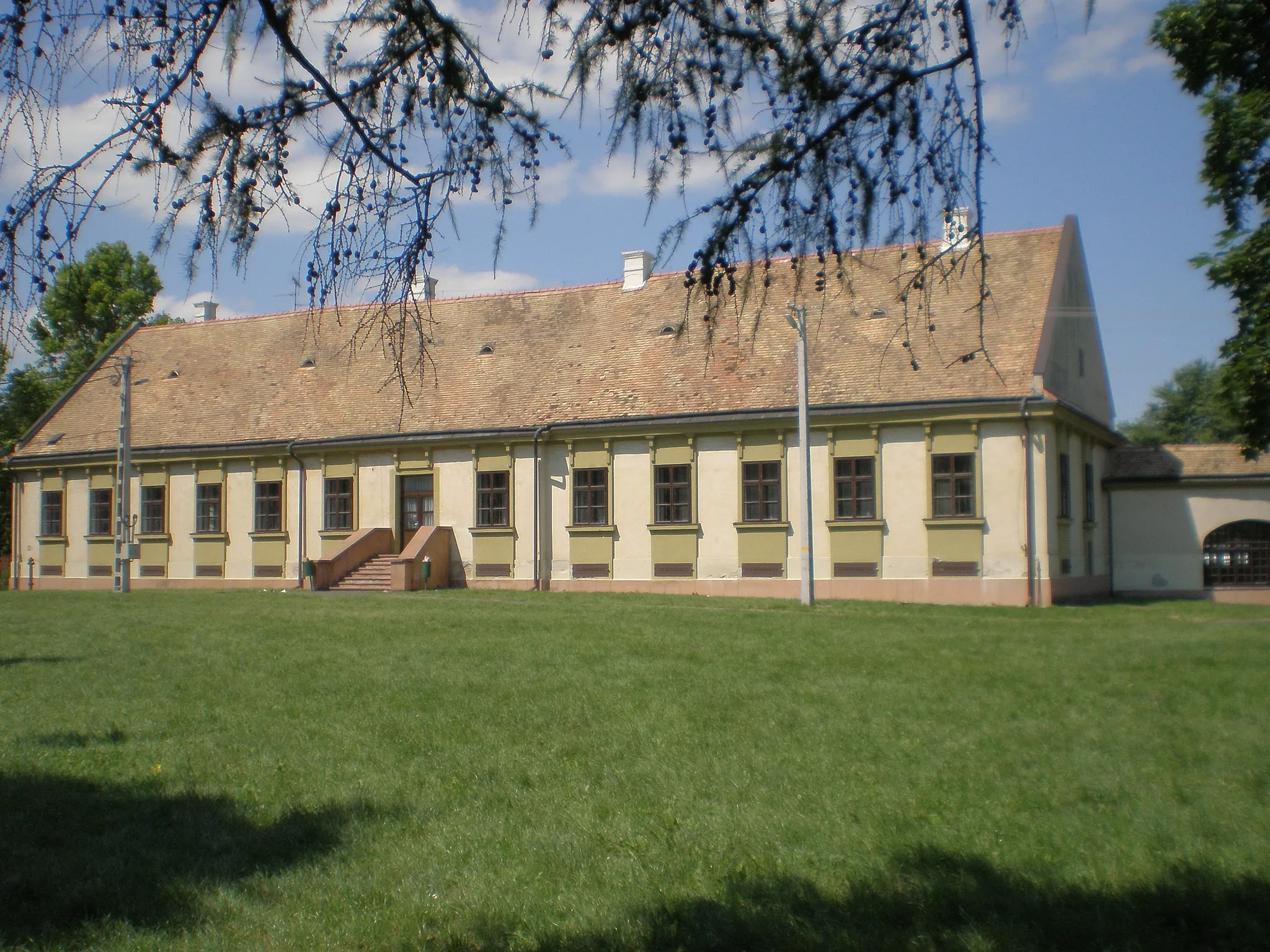 Photo showing: =This is a mansion in Ménfőcsanak, Győr. Listed ID 4423. Built by Count Tata's Ferenc Esterházy around 1780. Since 1812 lived here the Bezerédj family. Now, House of culture named after Sándor Petőfi, including a library and a Memorial room to Erzsébet Galgóczi.