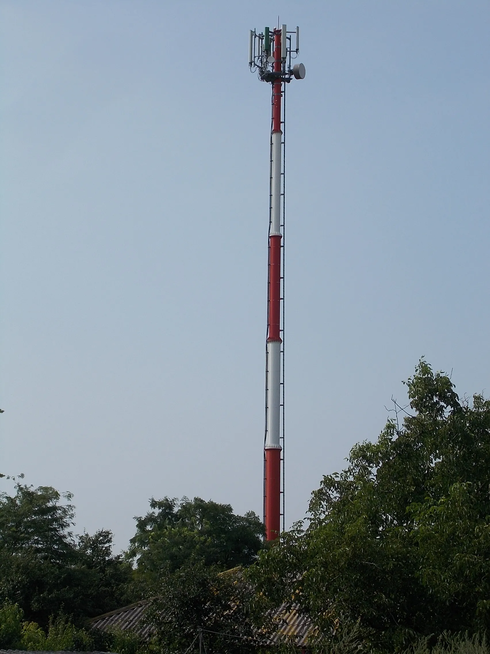 Photo showing: GSM tower at the limit of Ecser and Rákoshegy, Budapest District XVII.